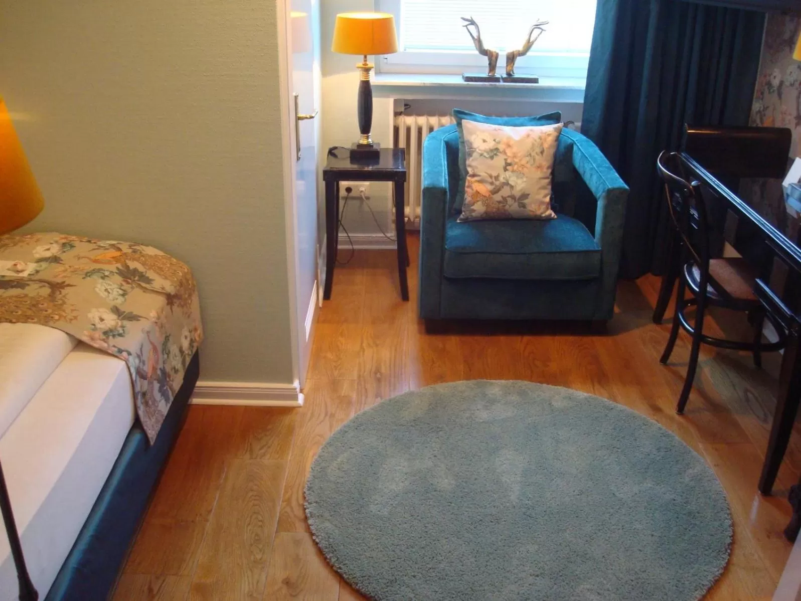 Photo of the whole room, Bed in Hotel Sir & Lady Astor