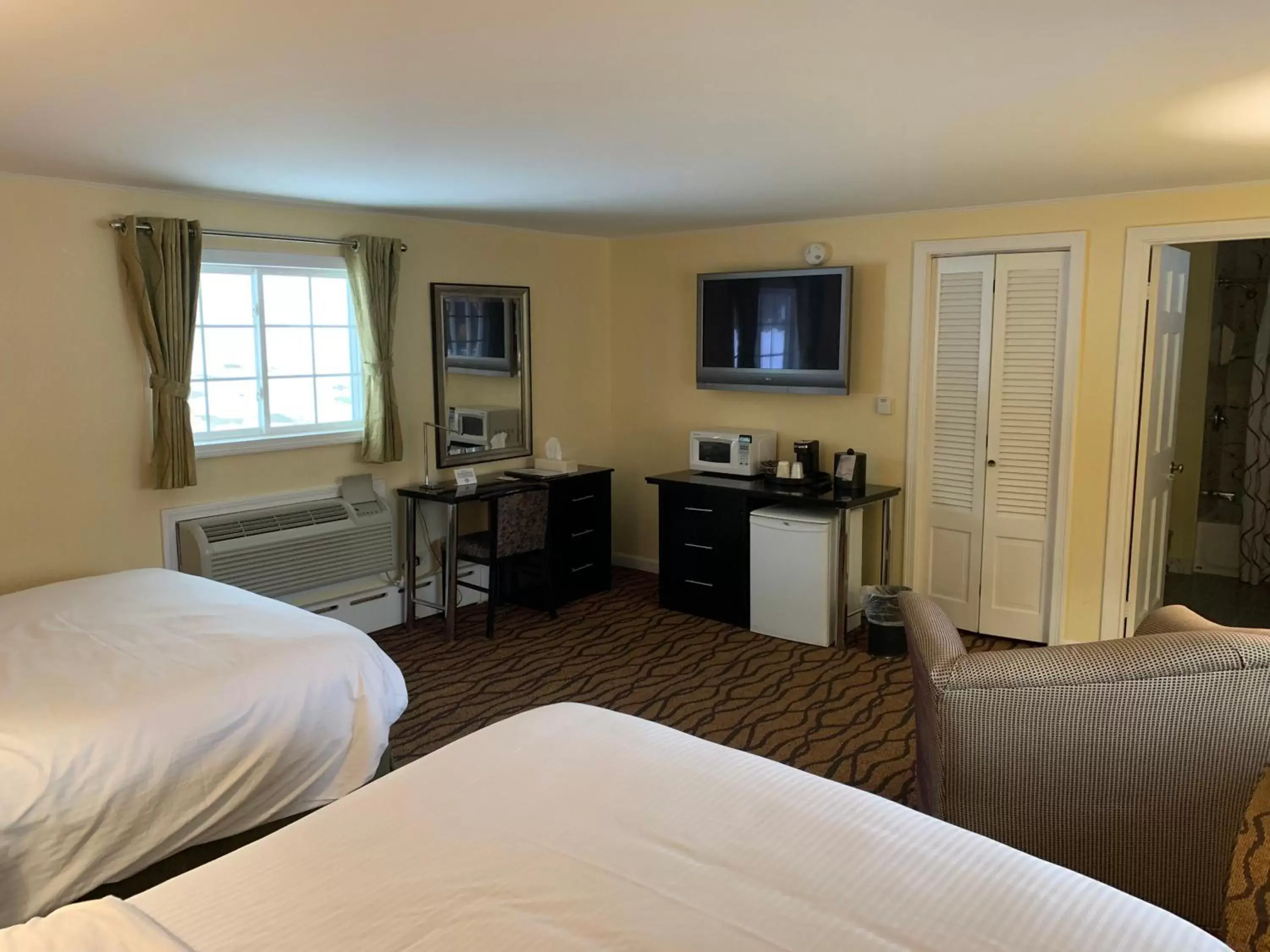 Bedroom, TV/Entertainment Center in Four Winds Country Motel