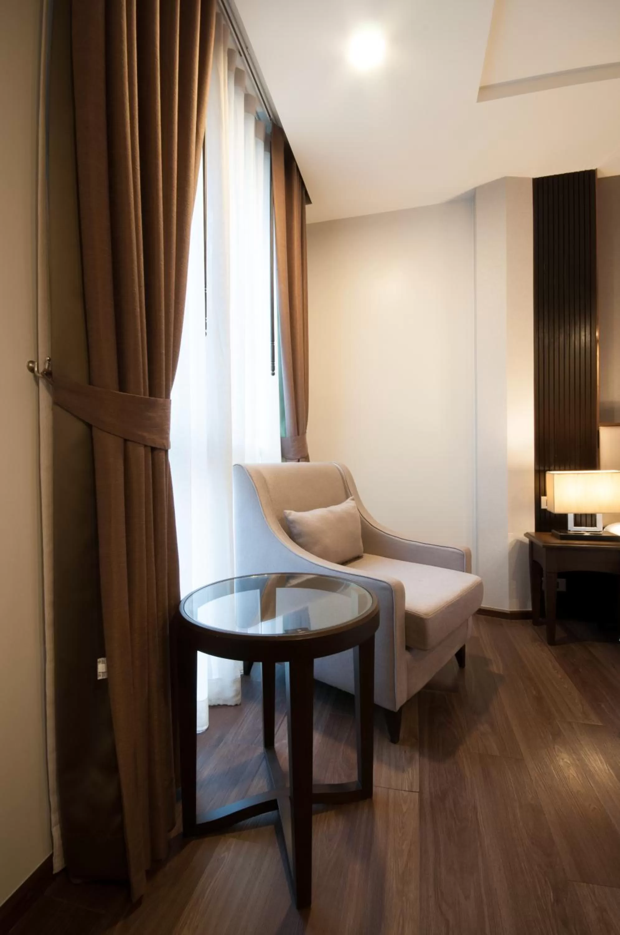 hair dresser, Bed in SureStay Plus by Best Western Sukhumvit 2