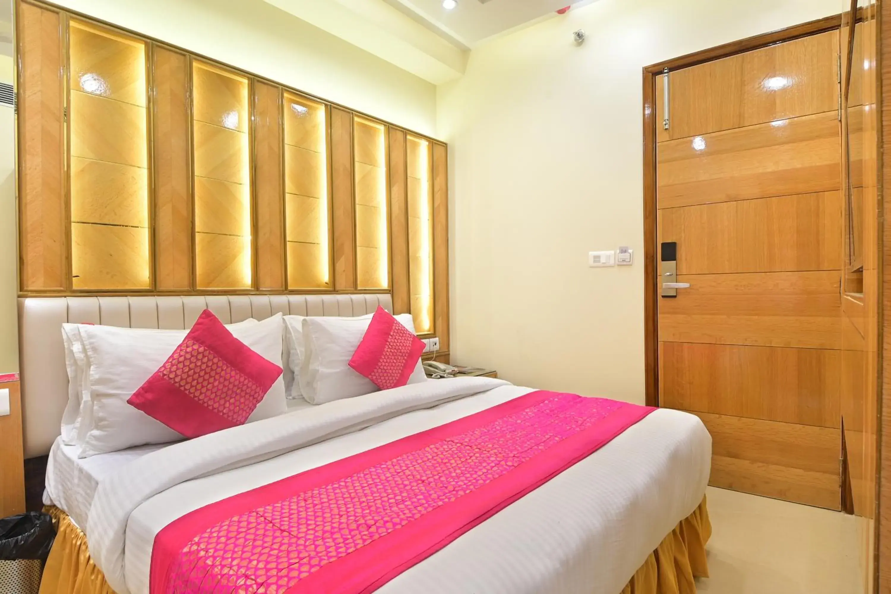 Bed in Hotel Gold Palace - 03 Mins Walk From New Delhi Railway Station