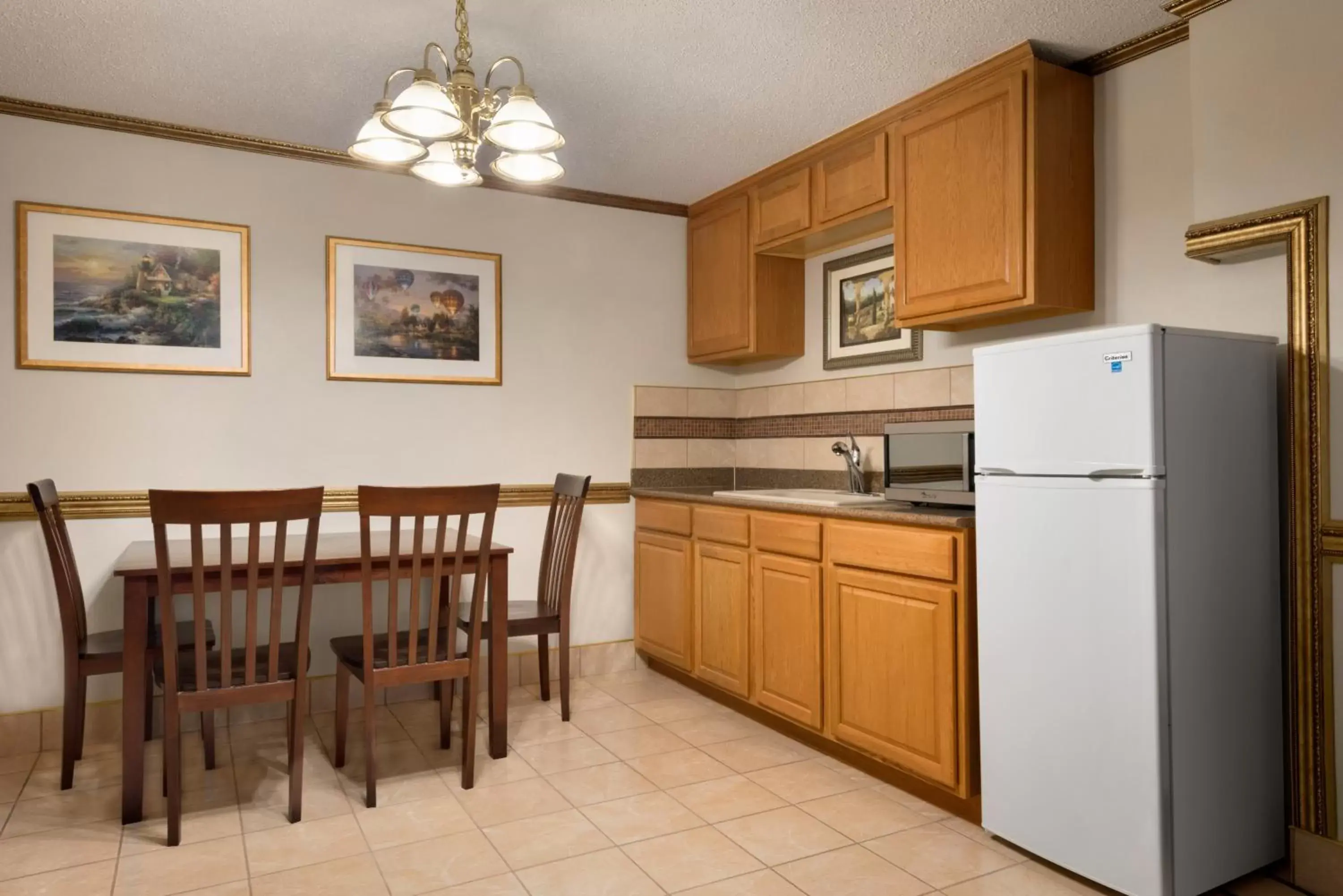 Living room, Kitchen/Kitchenette in Baymont by Wyndham Des Moines North