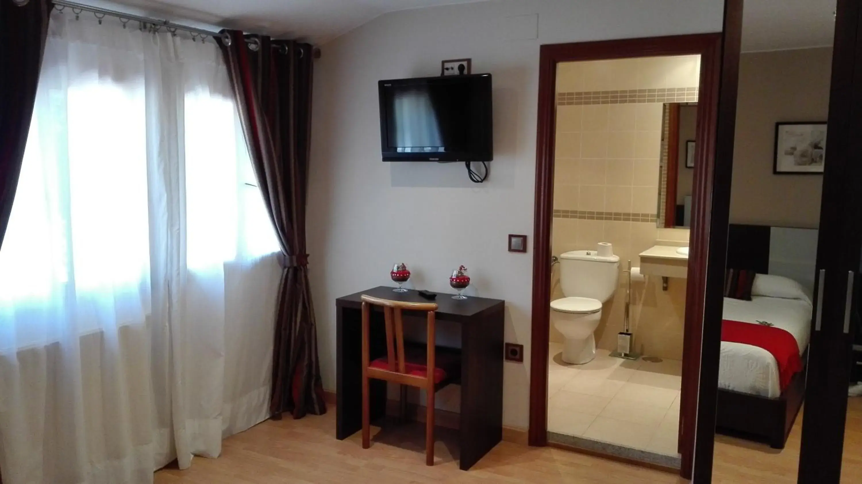 Bathroom, TV/Entertainment Center in Hotel Peñagrande