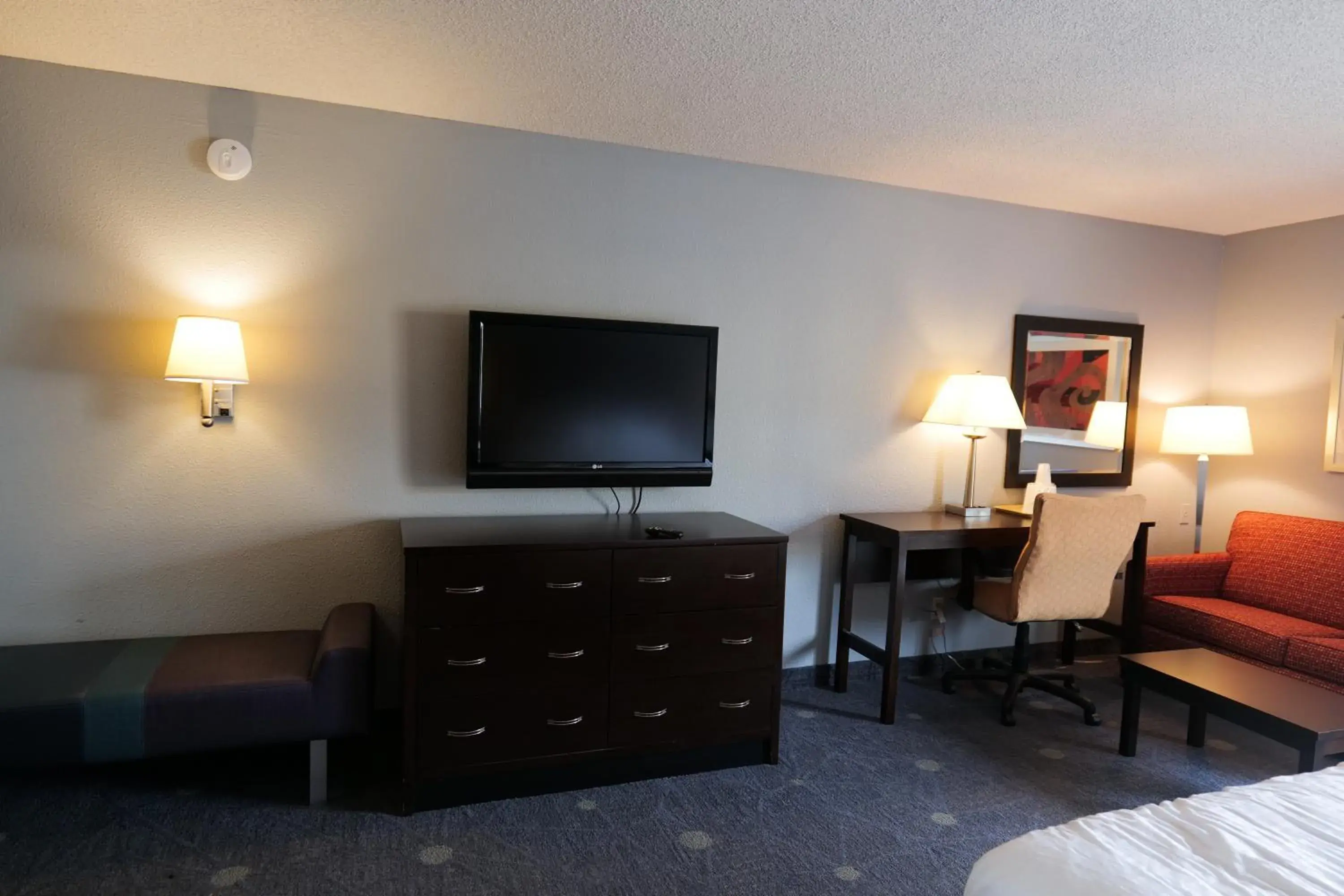 Seating area, TV/Entertainment Center in Baymont by Wyndham Flint Airport North