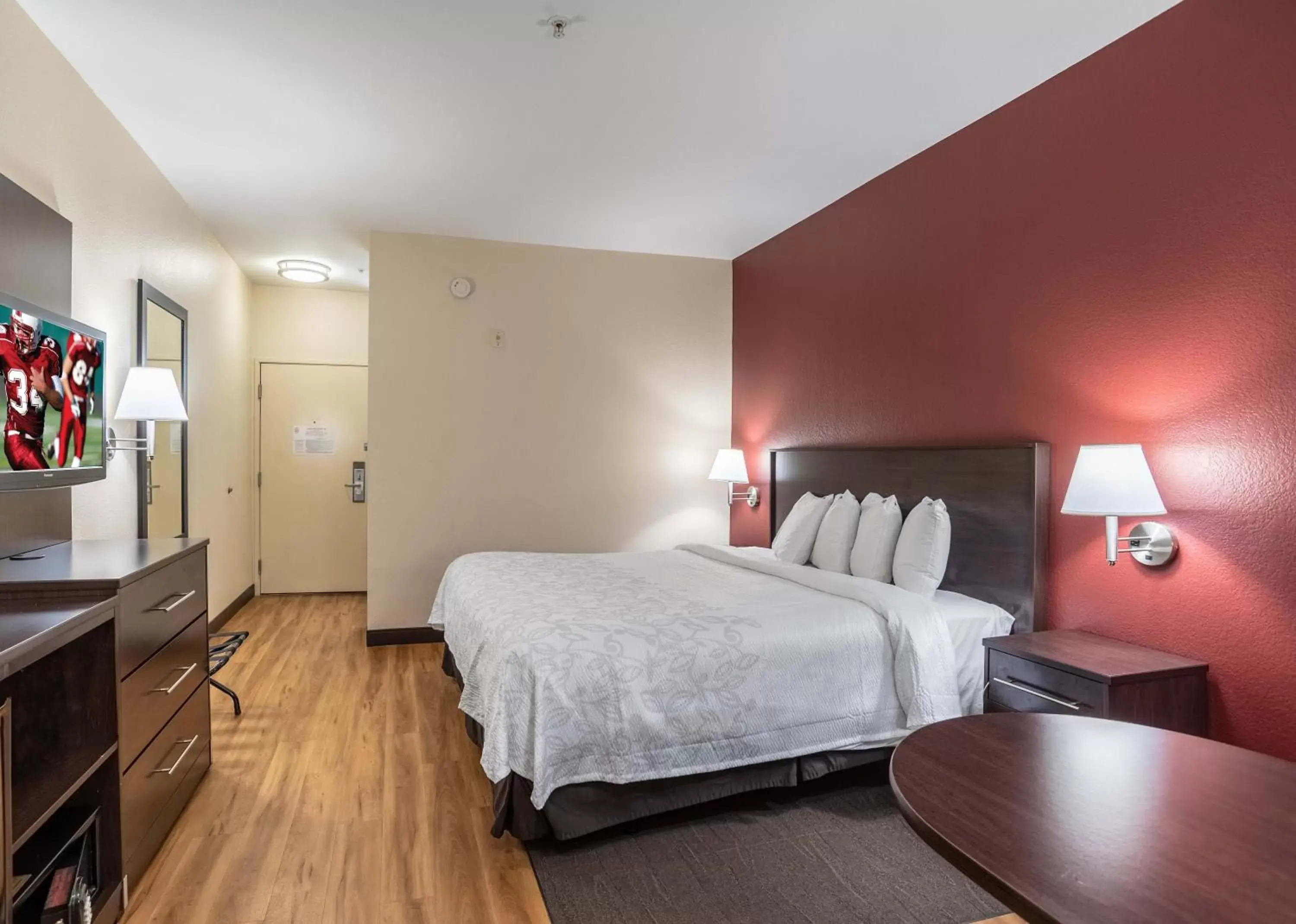 Photo of the whole room, Bed in Red Roof Inn PLUS+ San Antonio Downtown - Riverwalk