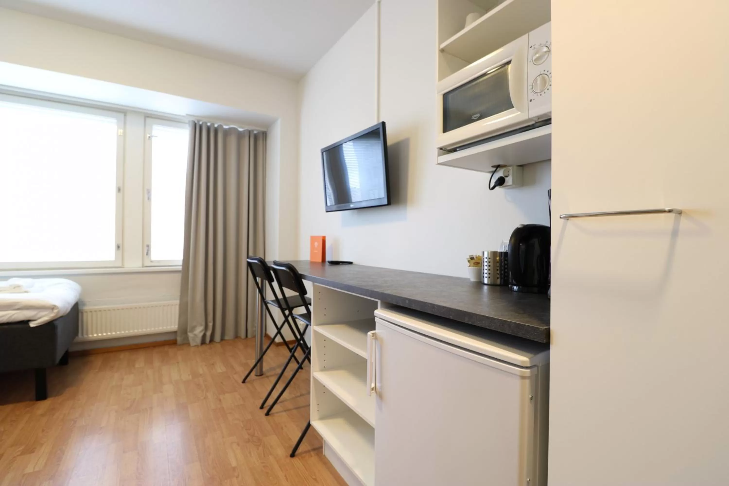 Kitchen or kitchenette, Bed in Forenom Aparthotel Helsinki Herttoniemi