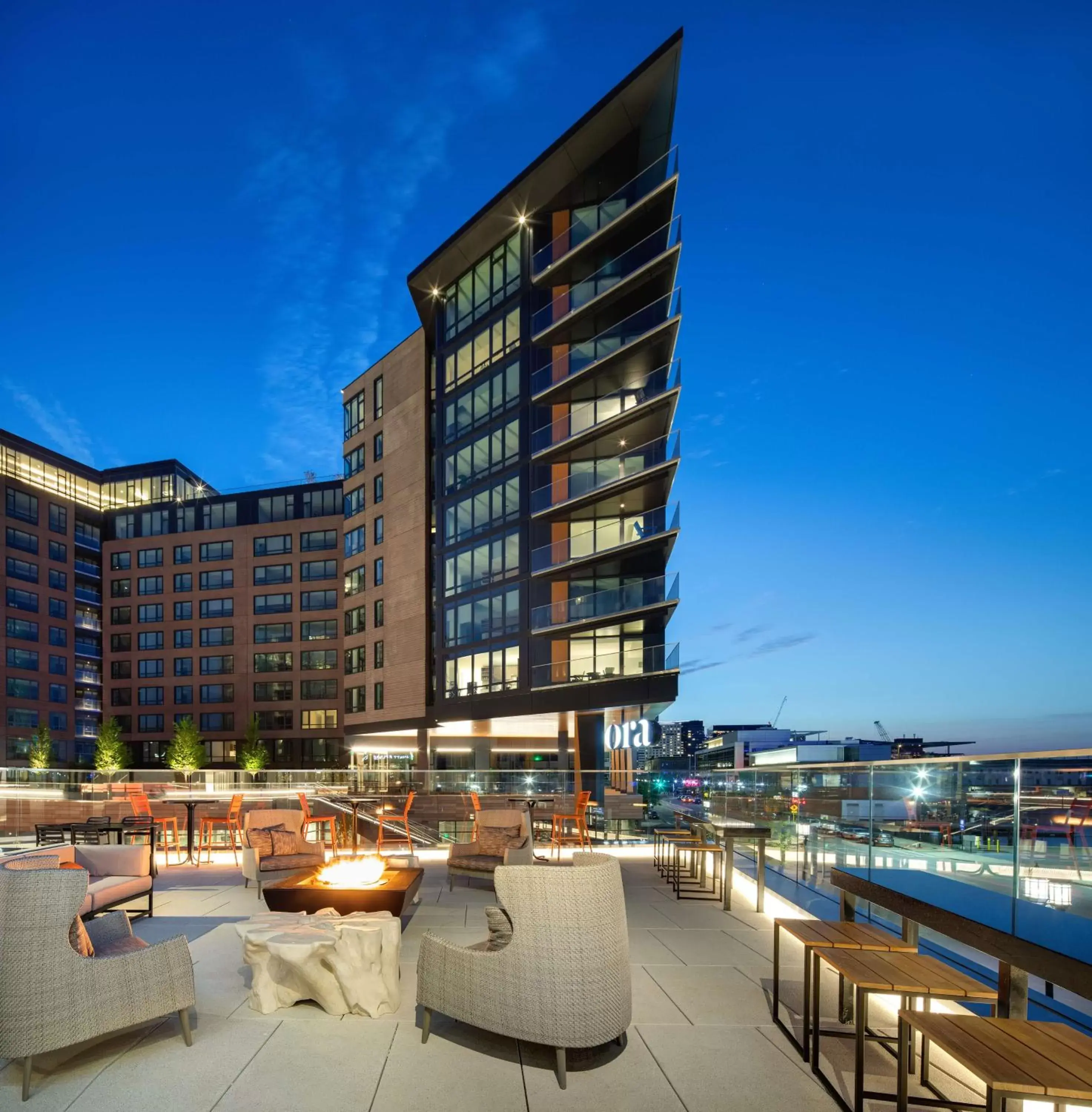 Lounge or bar in Hyatt Place Boston/Seaport District