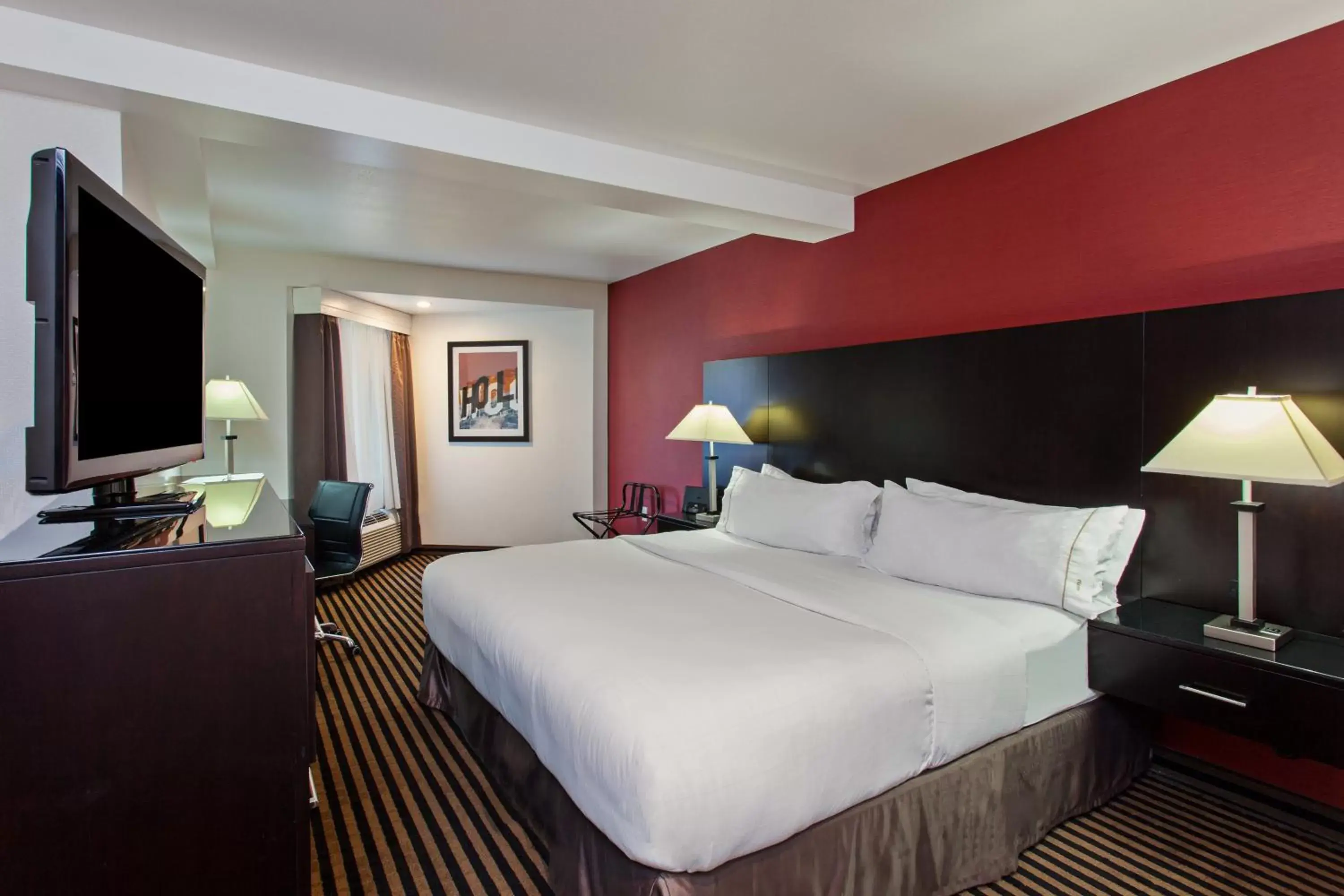 Photo of the whole room, Bed in Holiday Inn Express Hollywood Walk of Fame, an IHG Hotel