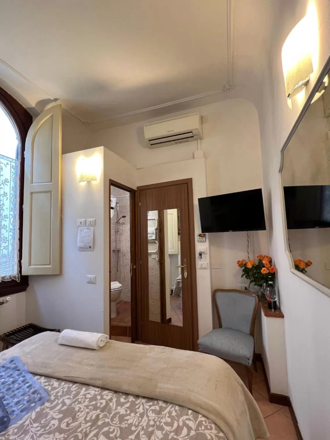 Bedroom, TV/Entertainment Center in Home Milù Florence