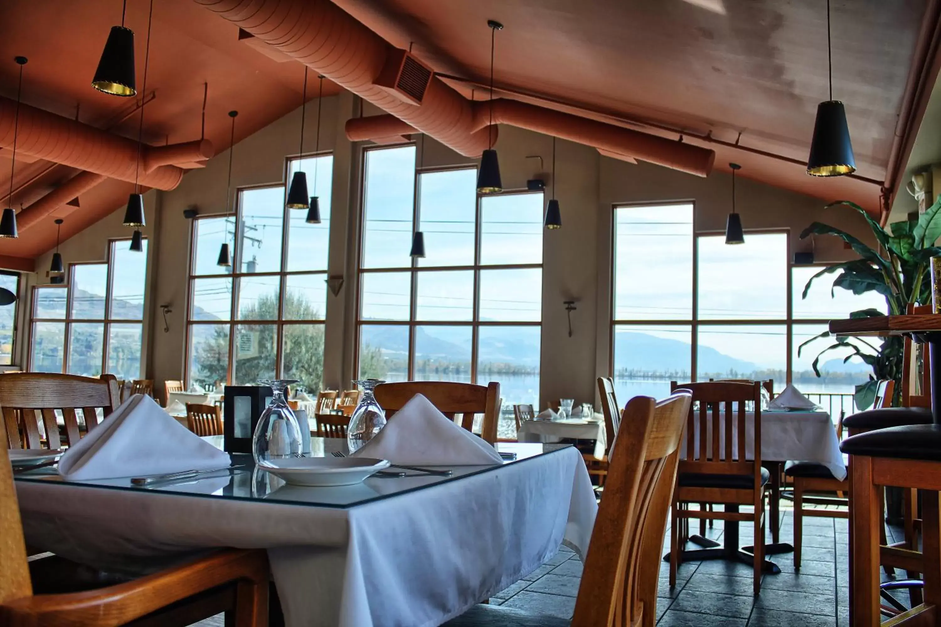 Restaurant/Places to Eat in Holiday Inn Hotel & Suites Osoyoos, an IHG Hotel
