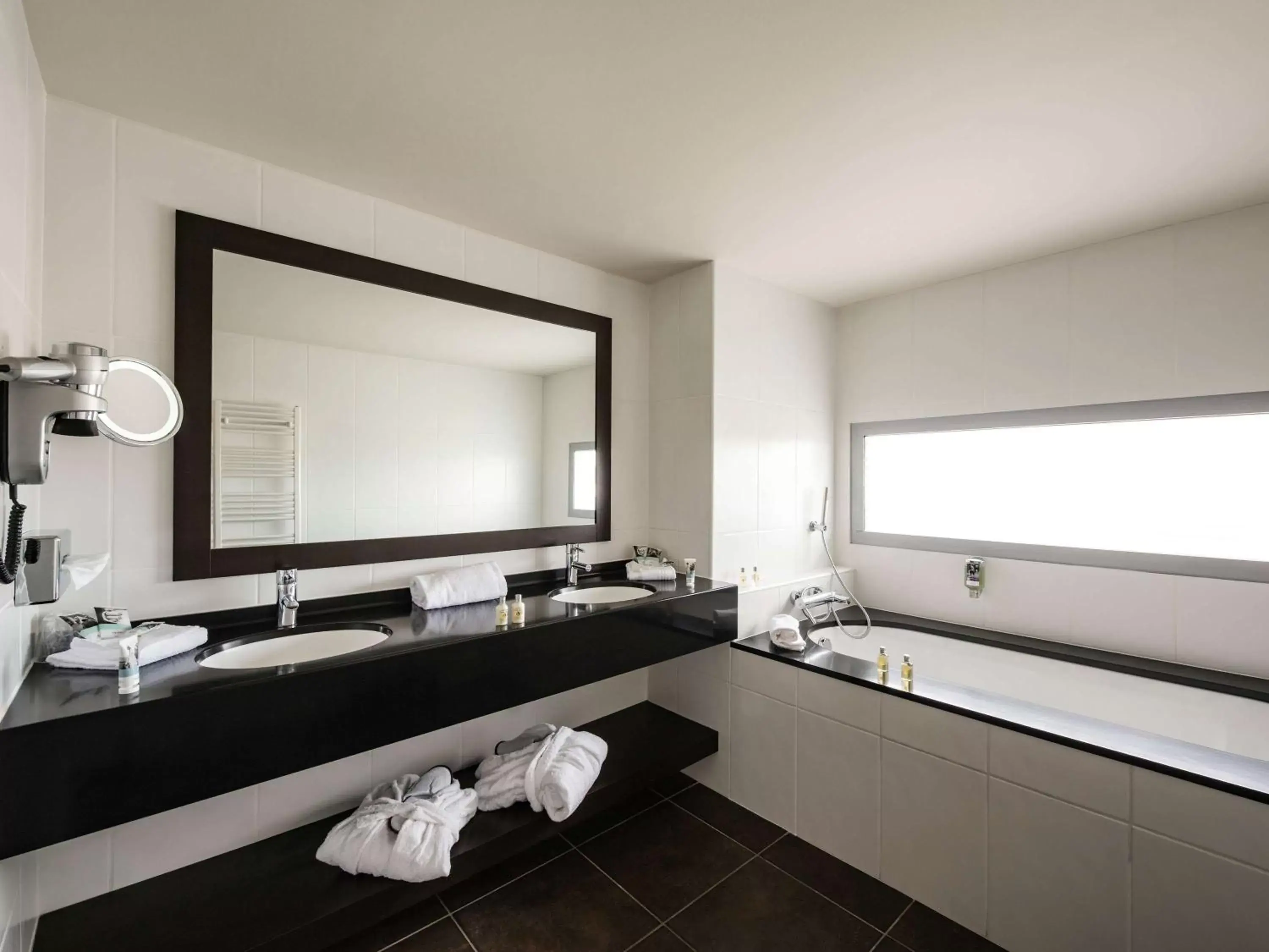 Photo of the whole room, Bathroom in Mercure Lyon Genas Eurexpo