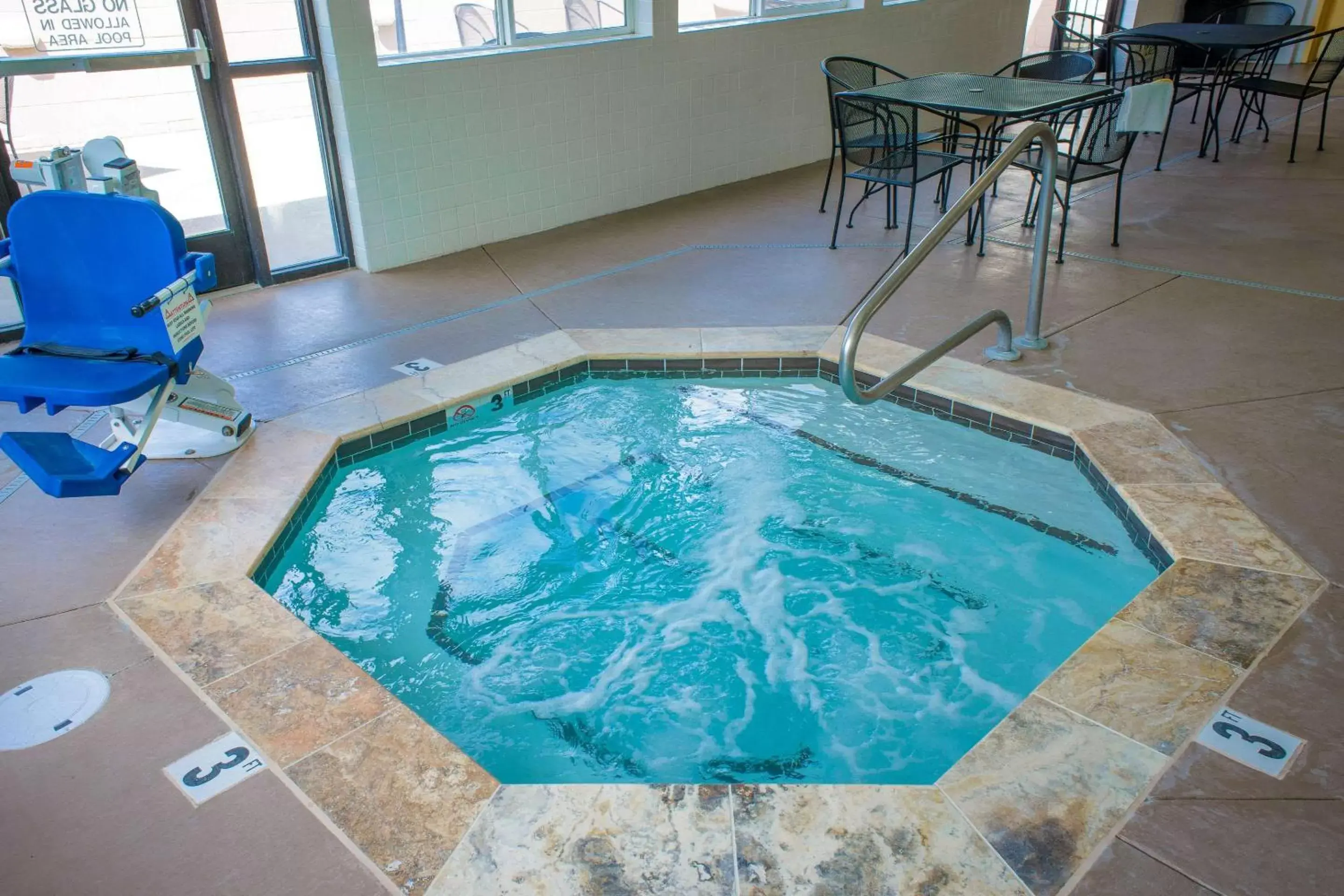 On site, Swimming Pool in Comfort Suites Springfield RiverBend Medical