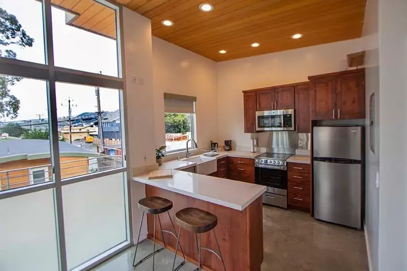 Kitchen/Kitchenette in Anchor Inn Pacifica