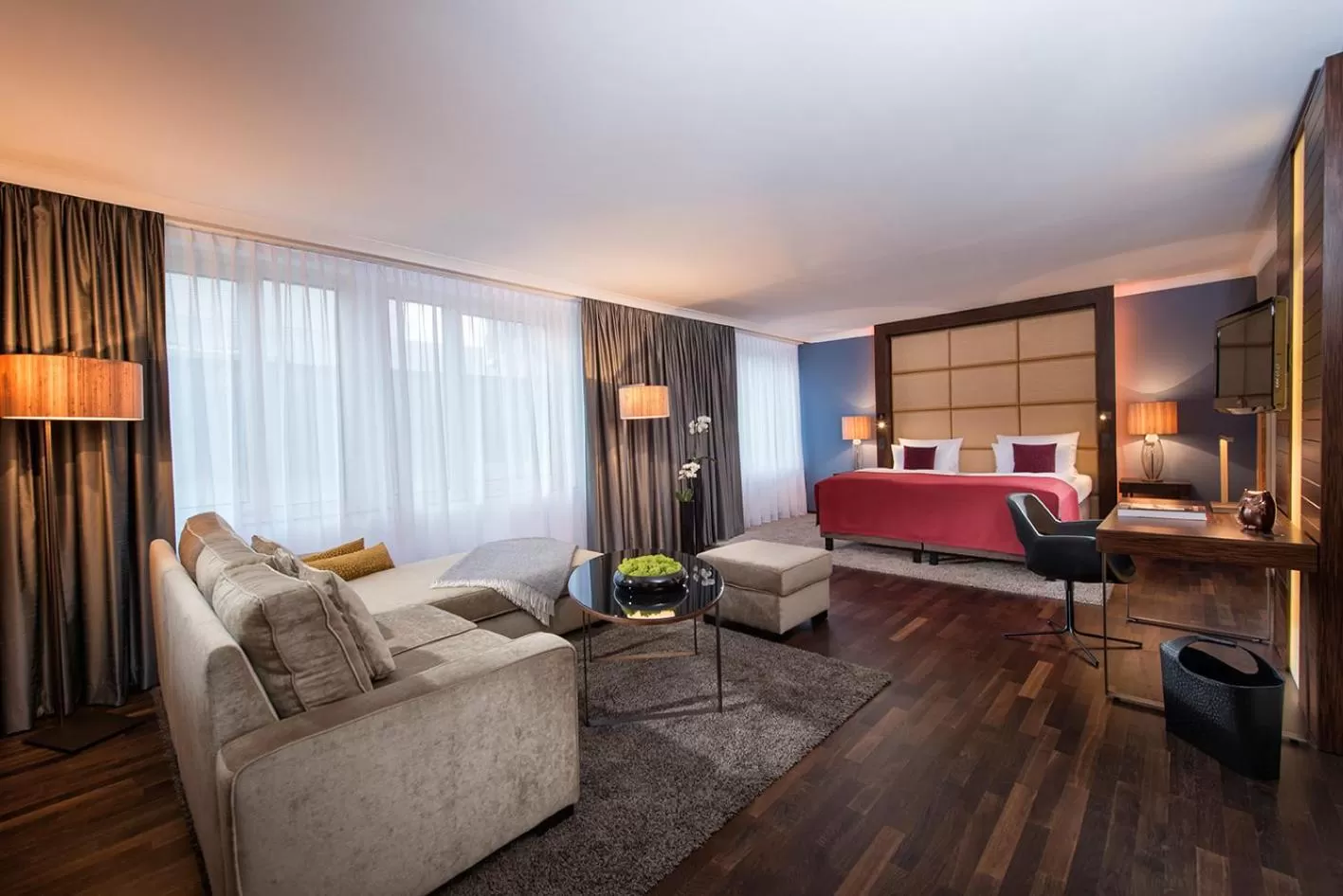 Photo of the whole room, Bed in Hotel Palace Berlin