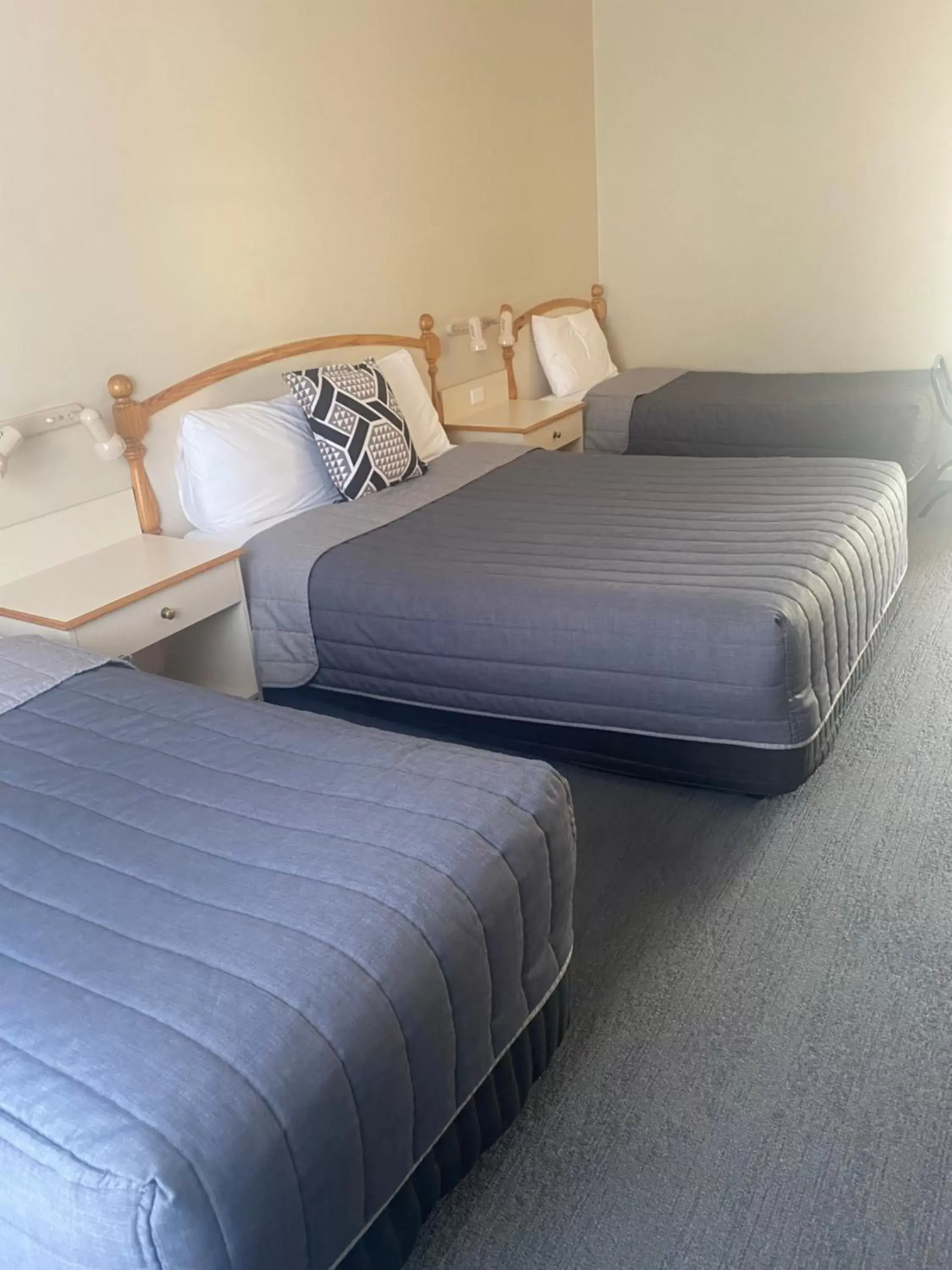 Bed in Tumbarumba Motel & Elms Restaurant