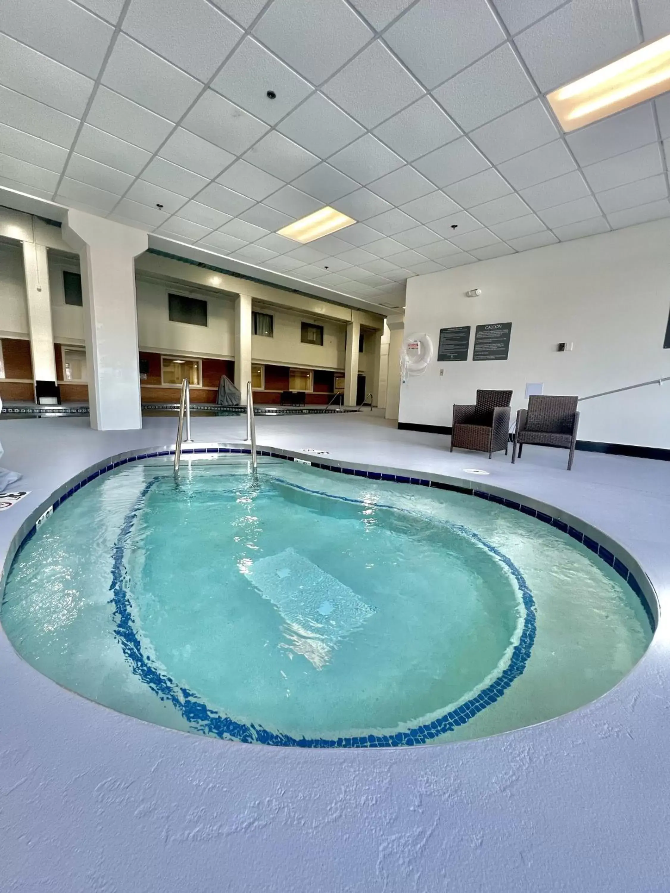 Hot Tub, Swimming Pool in Comfort Inn & Suites