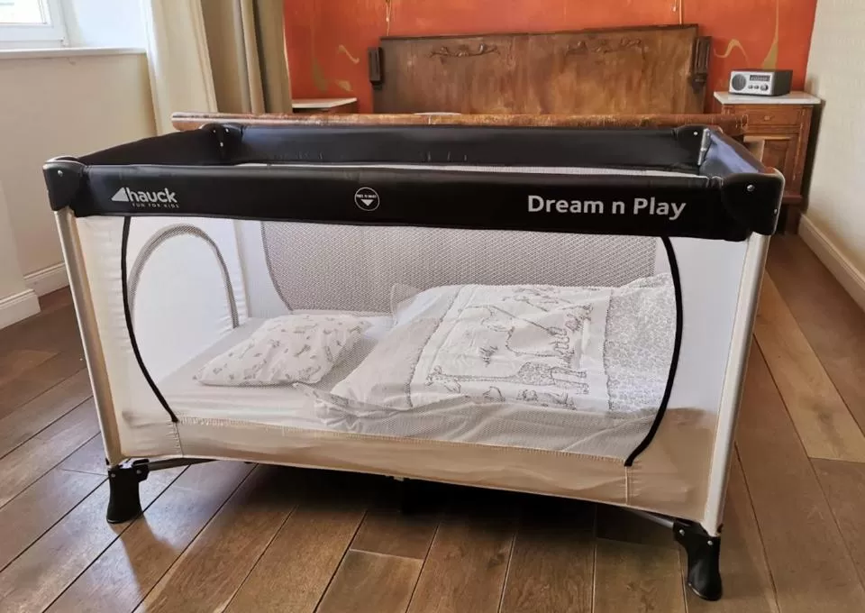 cot, Bed in Hotel Lux