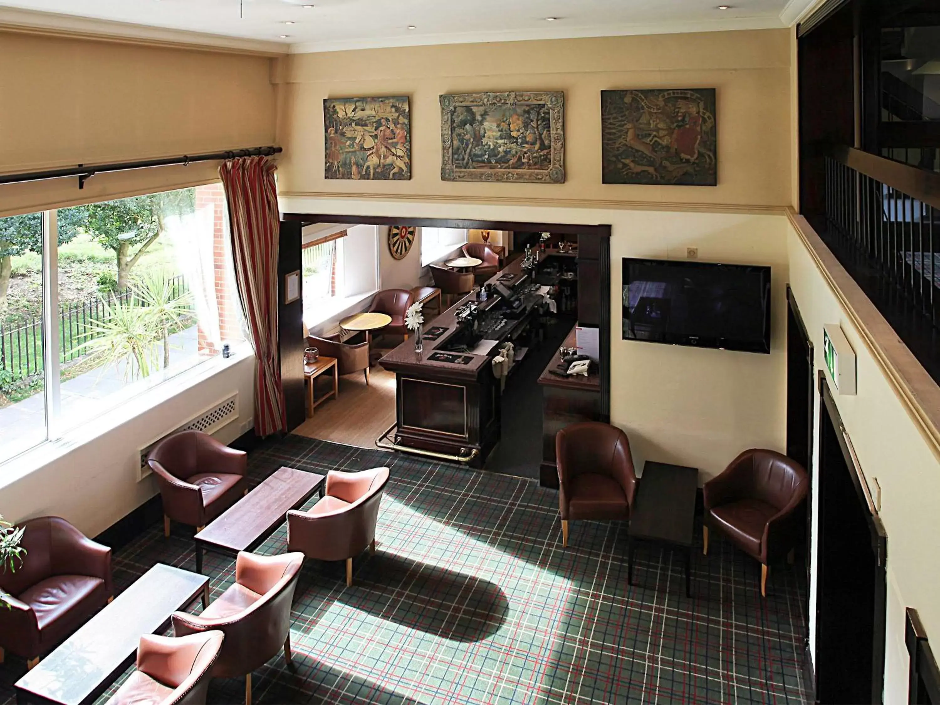 Lounge or bar, Seating Area in Mercure Winchester Wessex Hotel