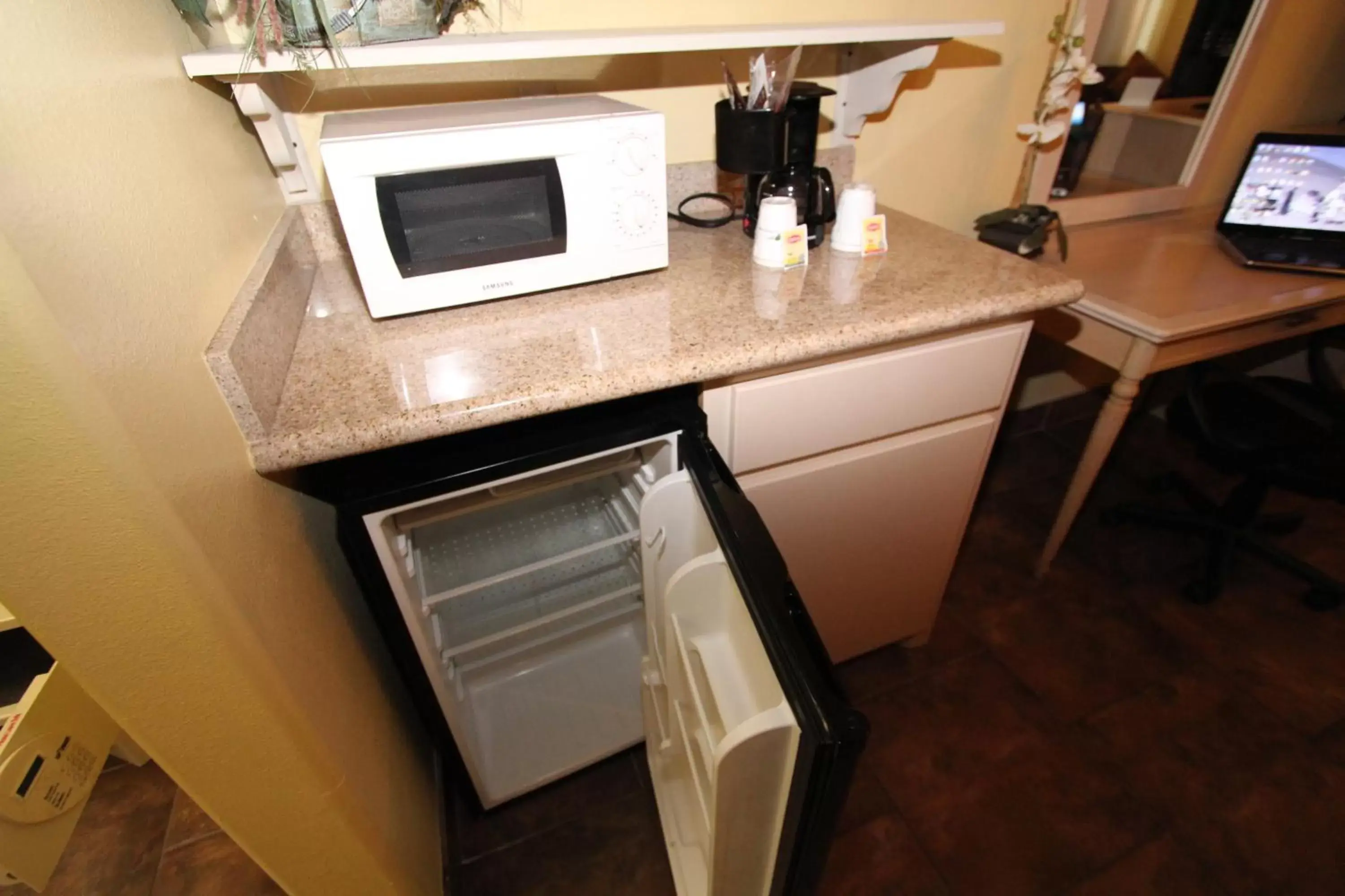 Coffee/tea facilities, Kitchen/Kitchenette in Ramada by Wyndham & Suites South Padre Island