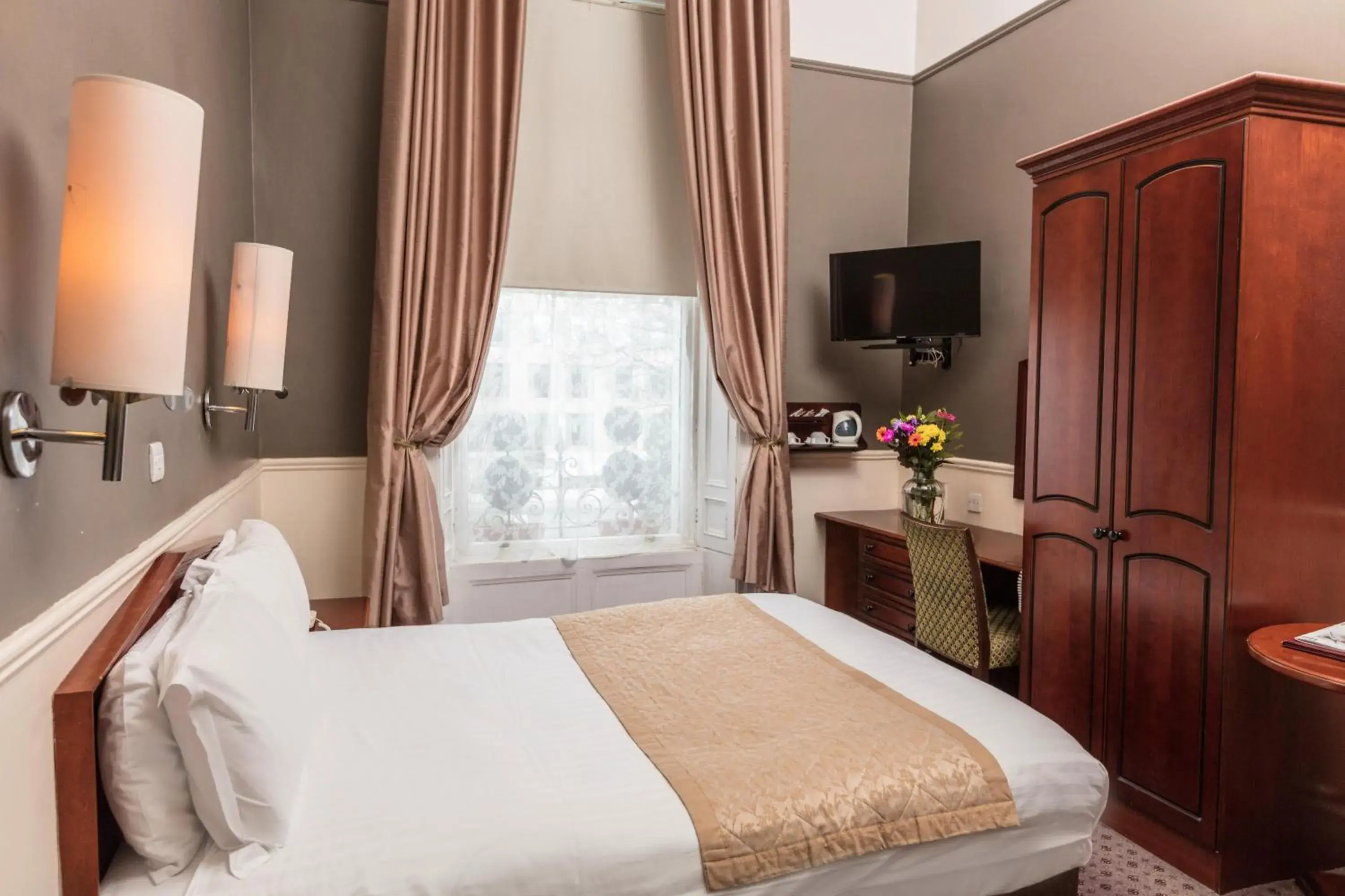 Bedroom, Bed in The Lansdowne Hotel Bedroom, Bed in The Lansdowne Hotel