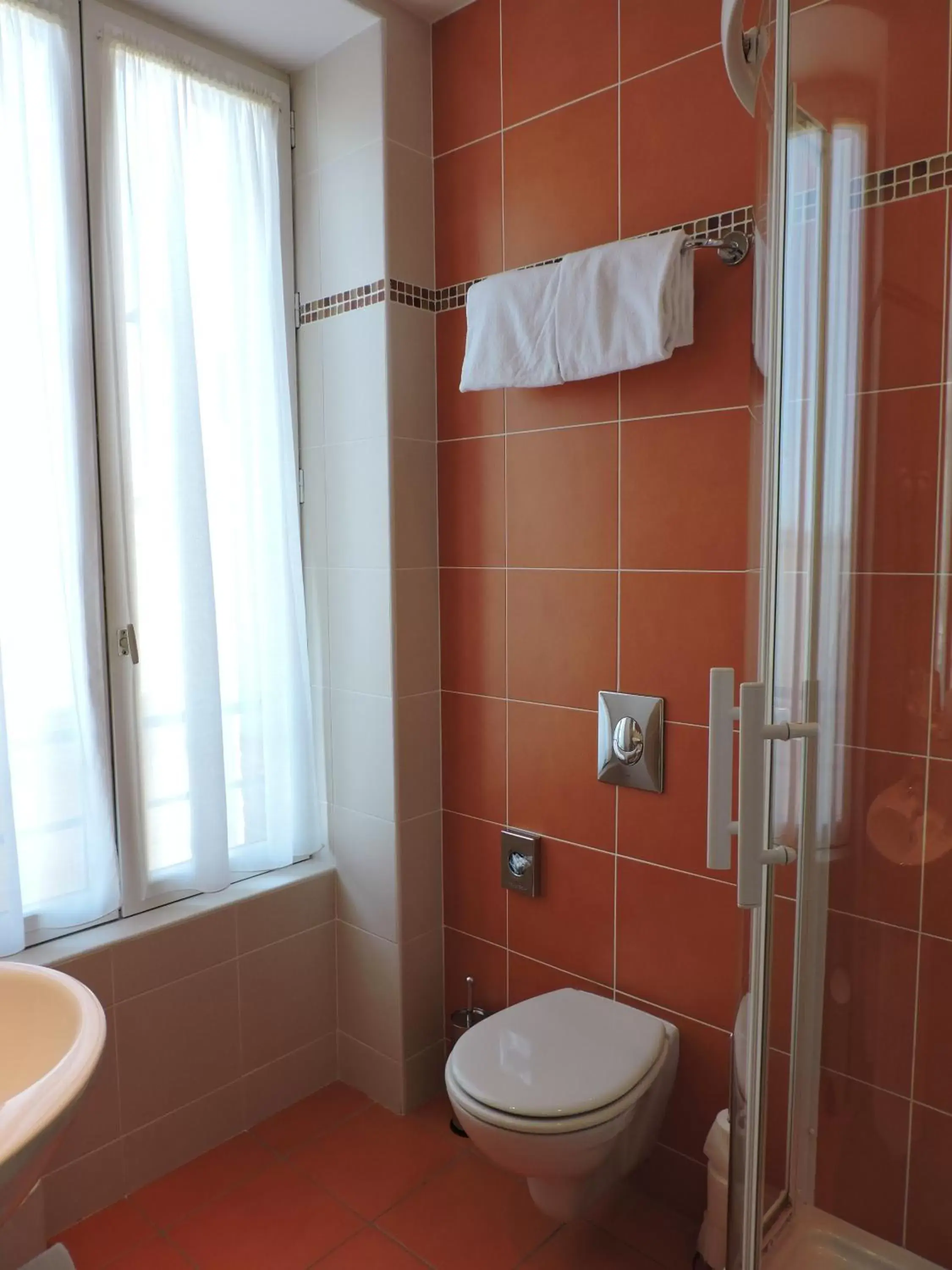 Shower, Bathroom in Hotel Balmoral Dinard