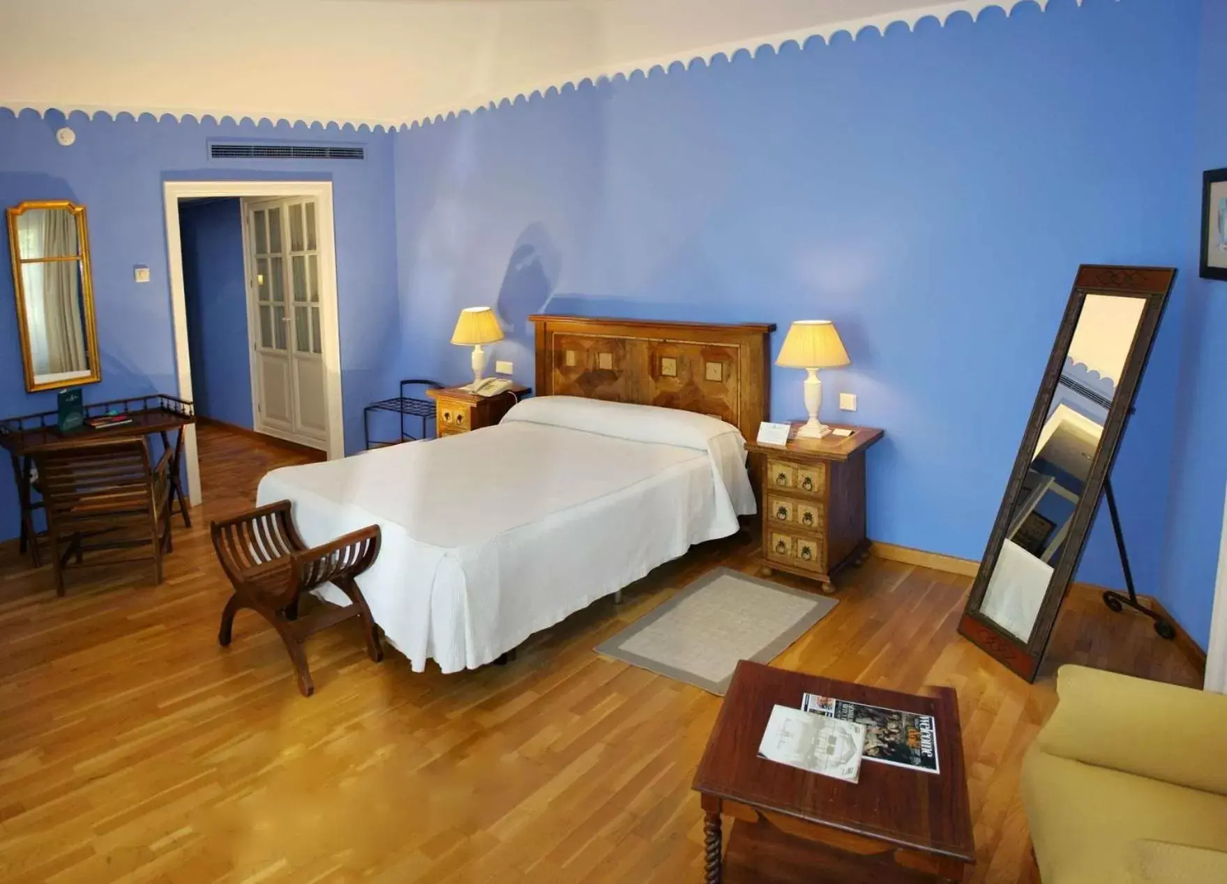 Photo of the whole room, Bed in Hotel Alcázar de la Reina