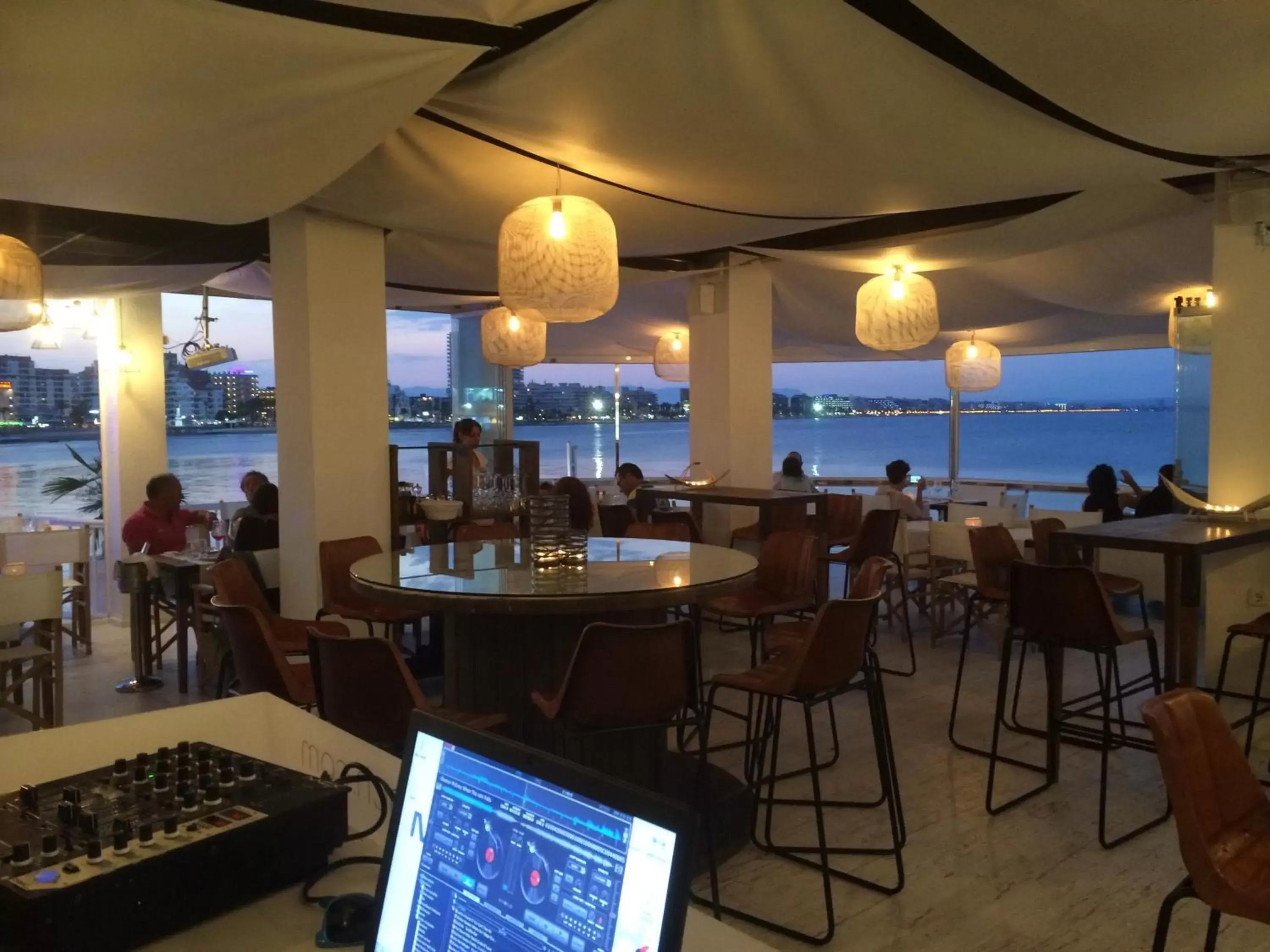 Restaurant/Places to Eat in Hotel Muva Beach