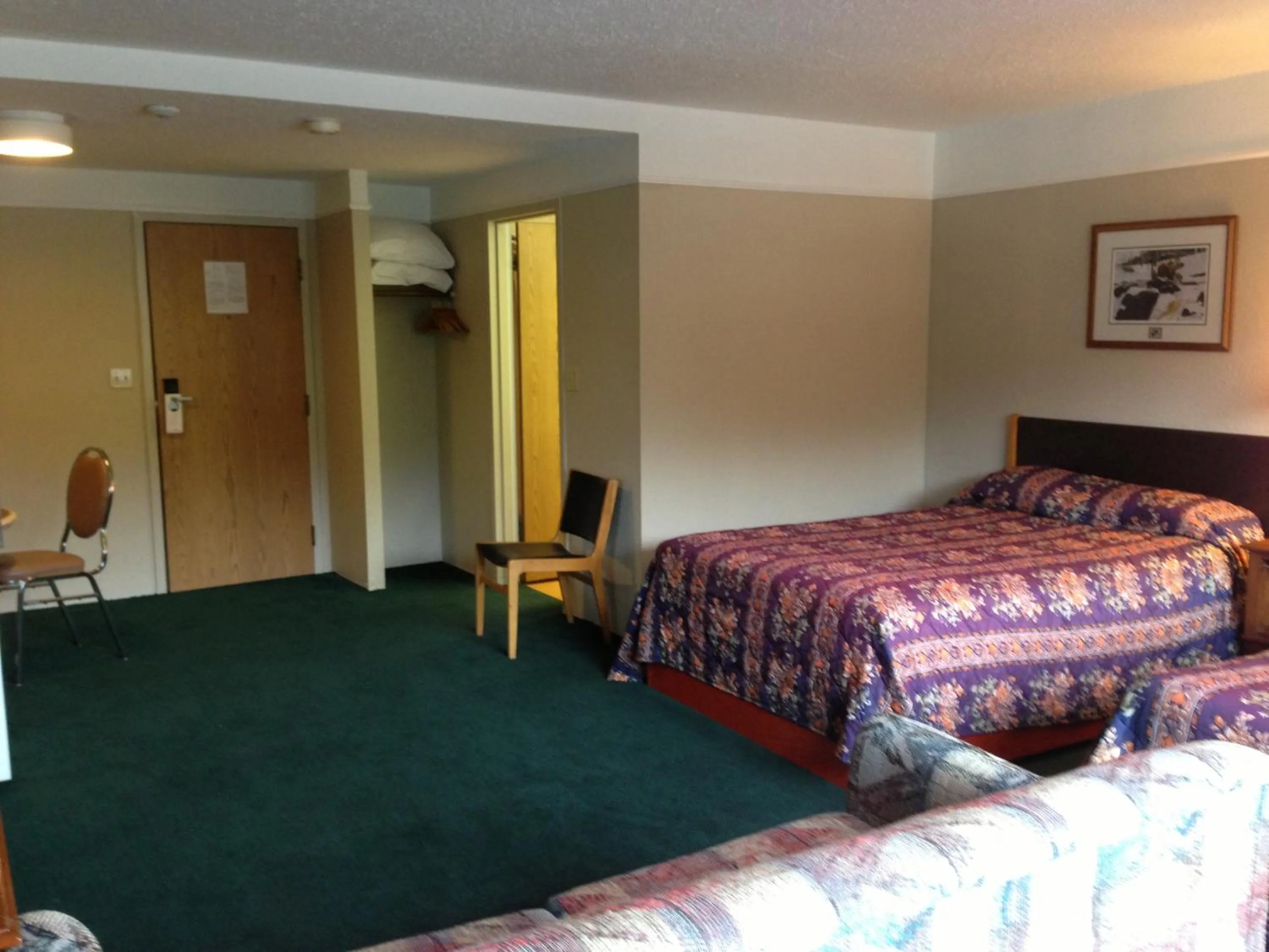 Photo of the whole room, Bed in Moby Dick Inn