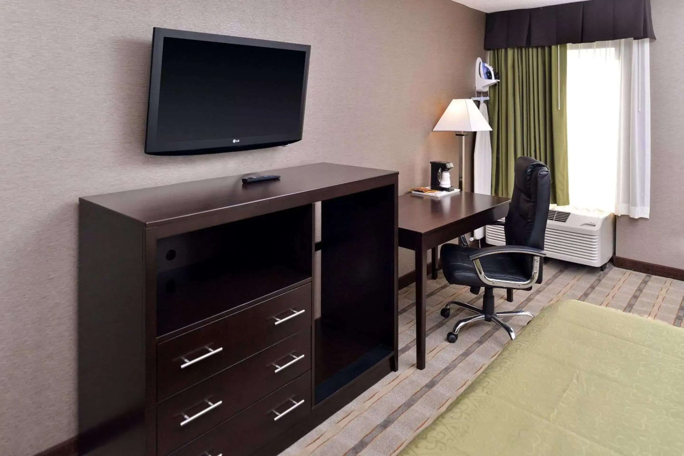 Photo of the whole room, TV/Entertainment Center in Quality Inn & Suites Matteson near I-57