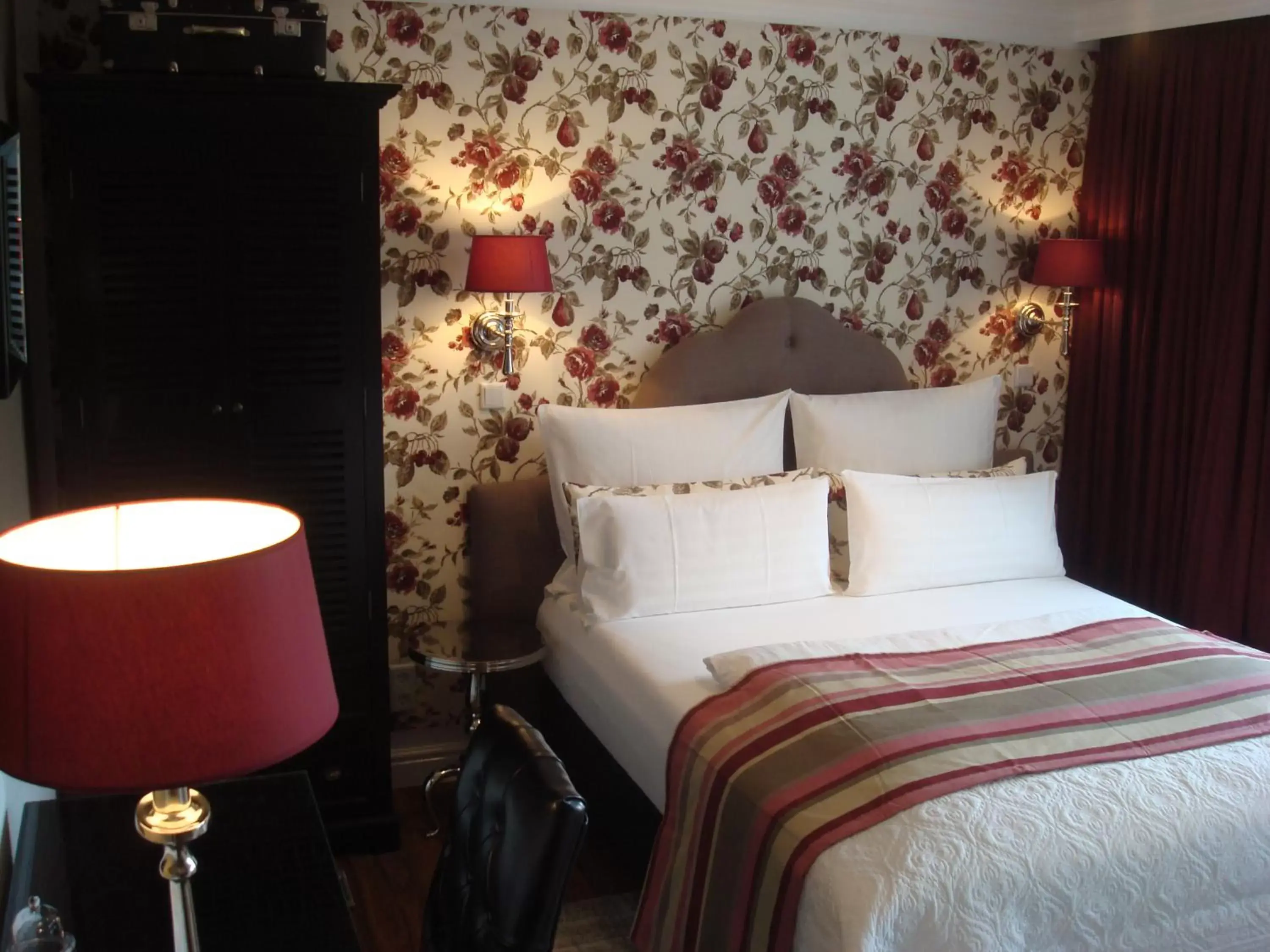 Photo of the whole room, Bed in Hotel Sir & Lady Astor