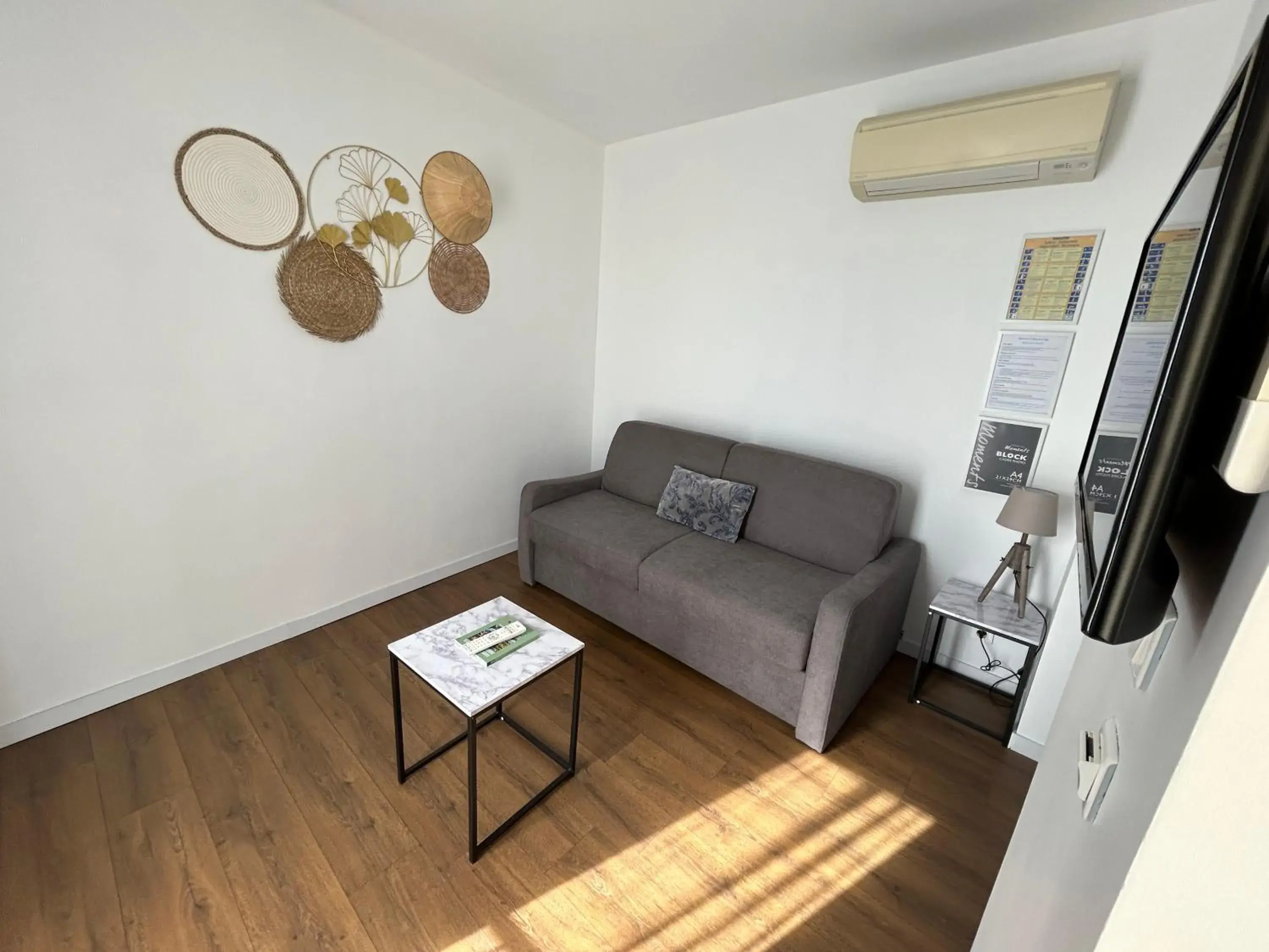 Living room, Seating Area in Logis Hotel De La Clape