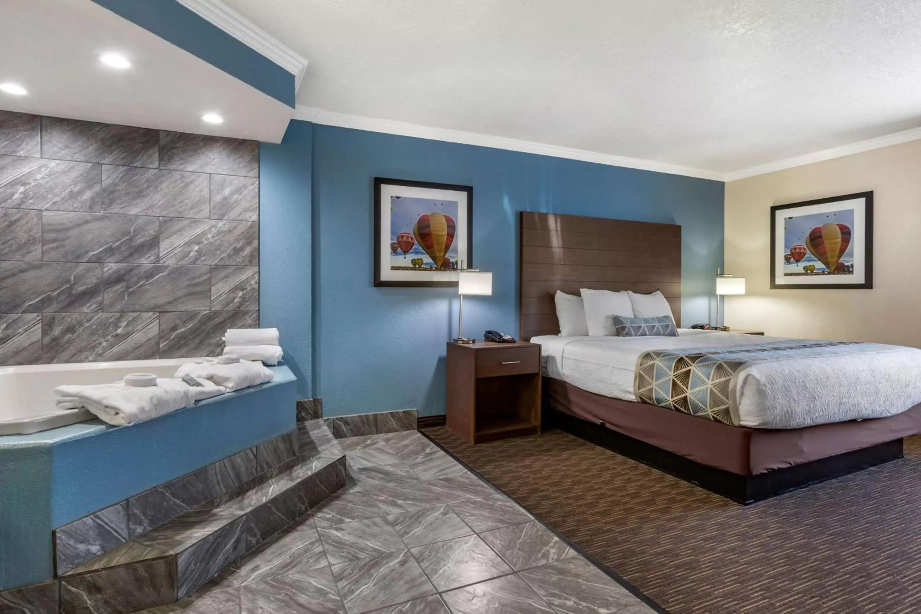 Photo of the whole room, Bed in Best Western Airport Albuquerque InnSuites Hotel & Suites