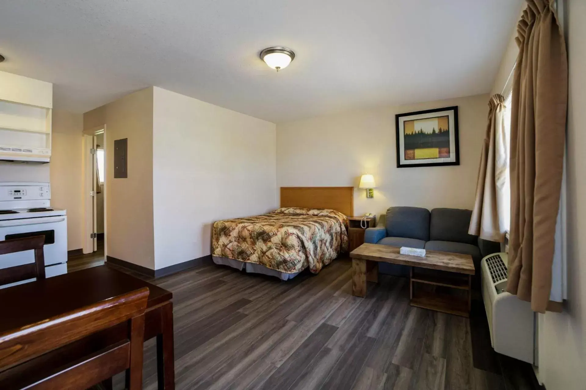 Bed, Seating Area in Canadas Best Value Inn Fort St John