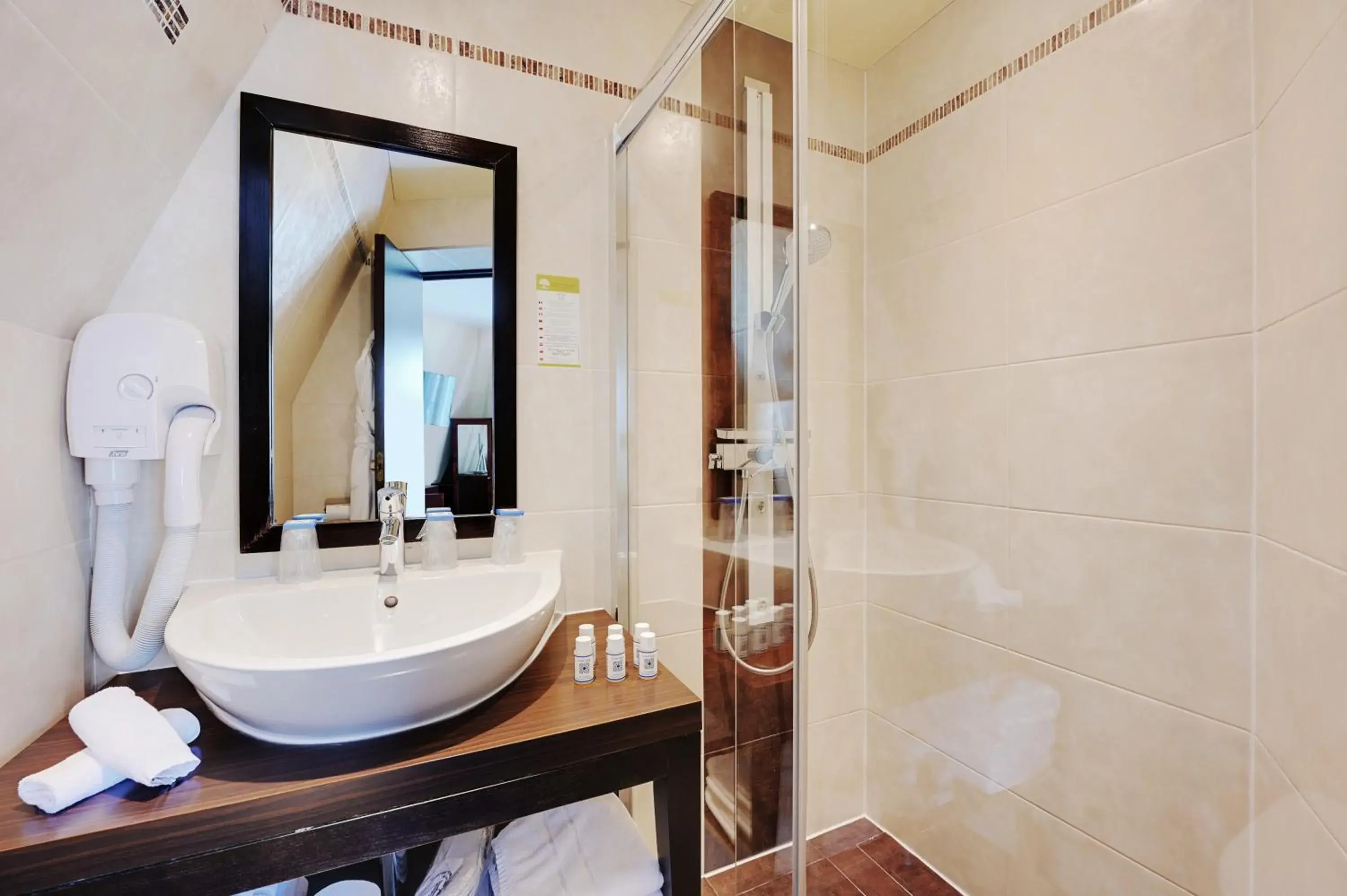Bathroom in Grand Hotel Francais