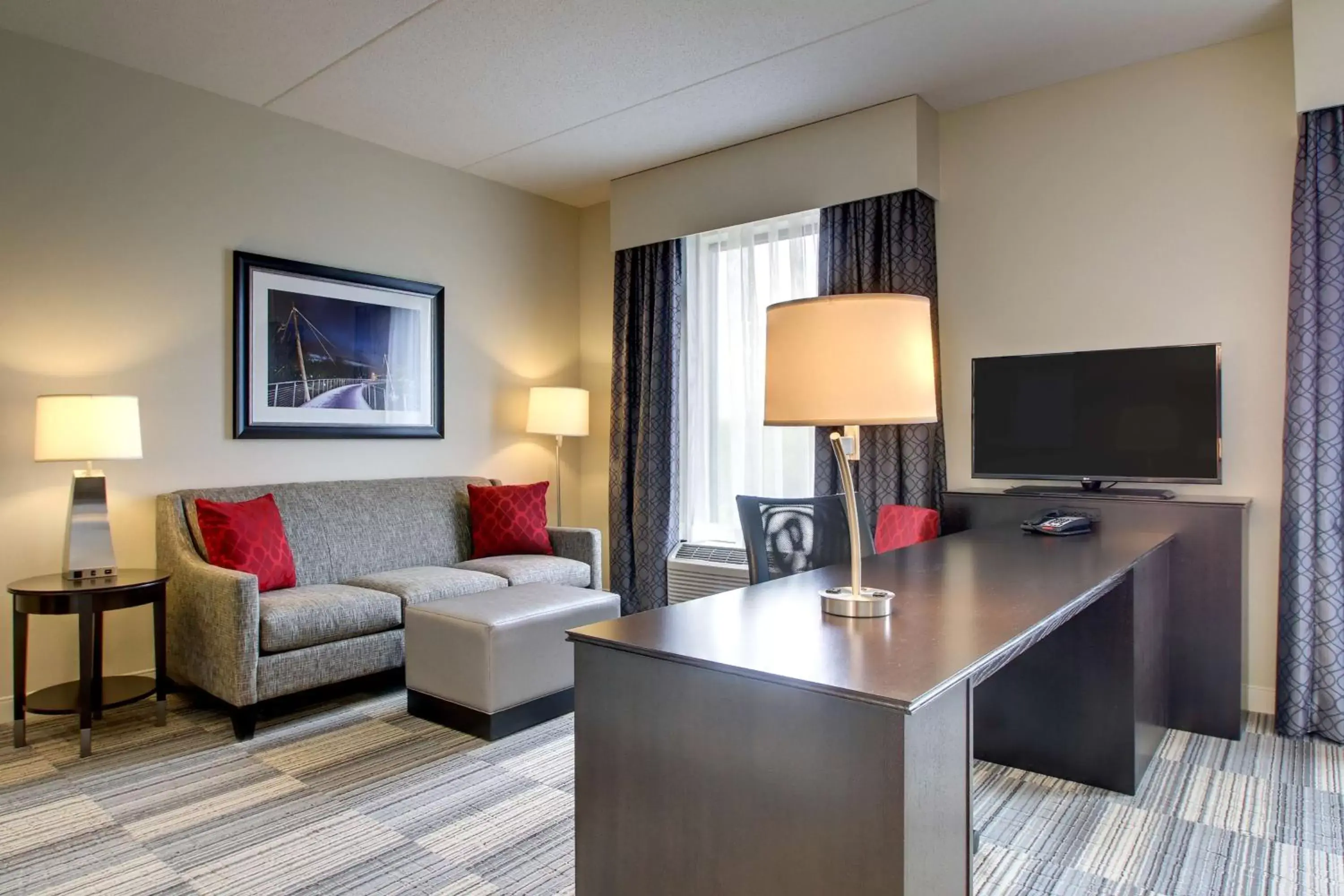 Bed, Seating Area in Hampton Inn & Suites Greenville Airport