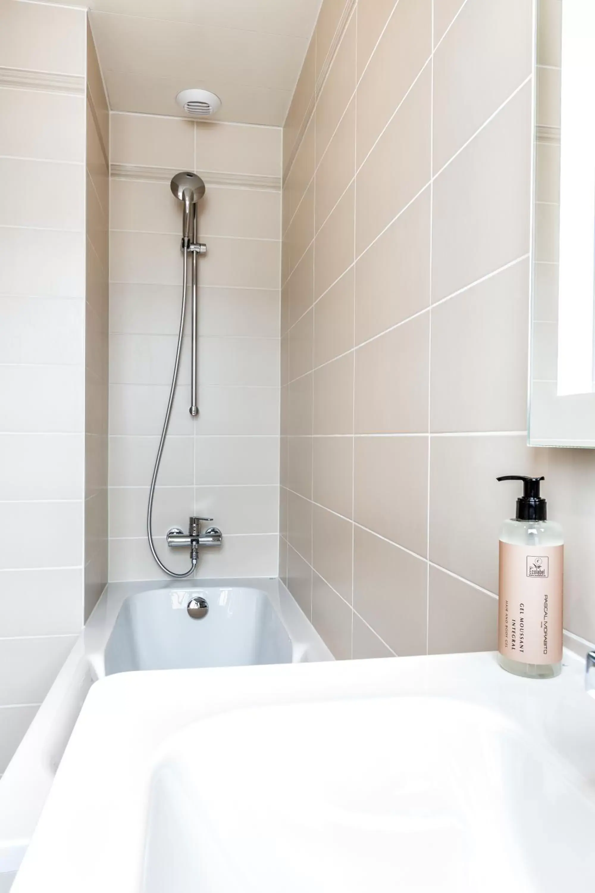 Shower, Bathroom in Paris d'Issy Hôtel Porte de Versailles