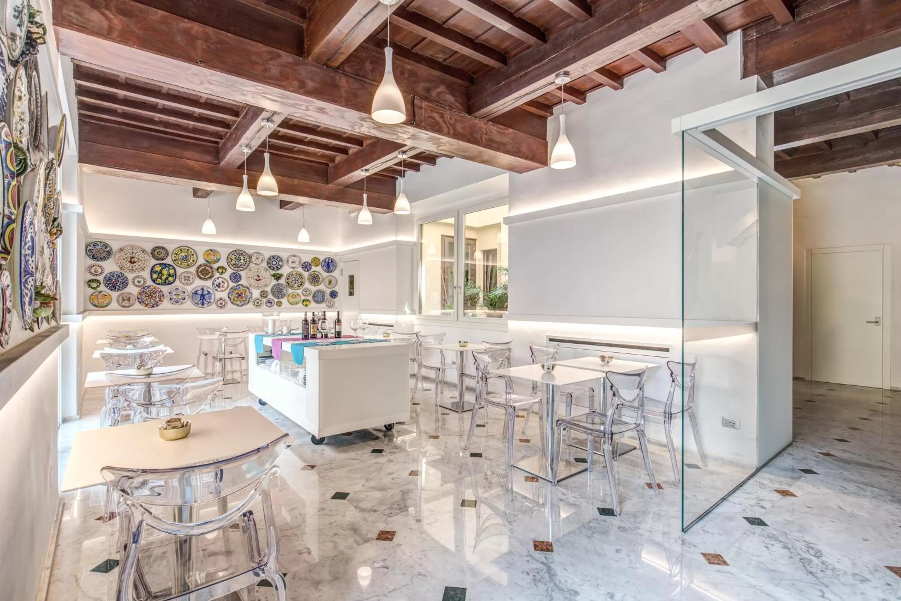 Restaurant/places to eat in Hotel Boston