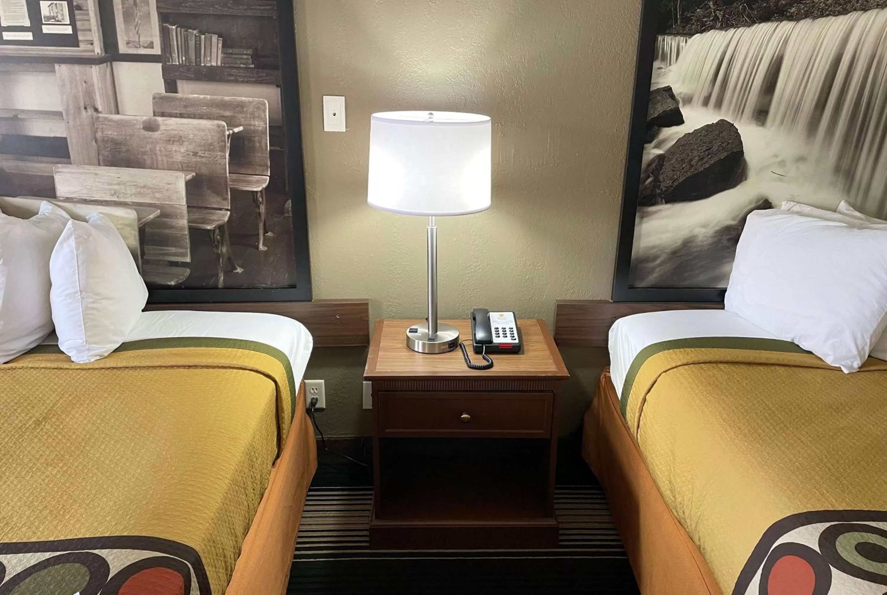 Photo of the whole room, Bed in Deluxe Inn & Suites