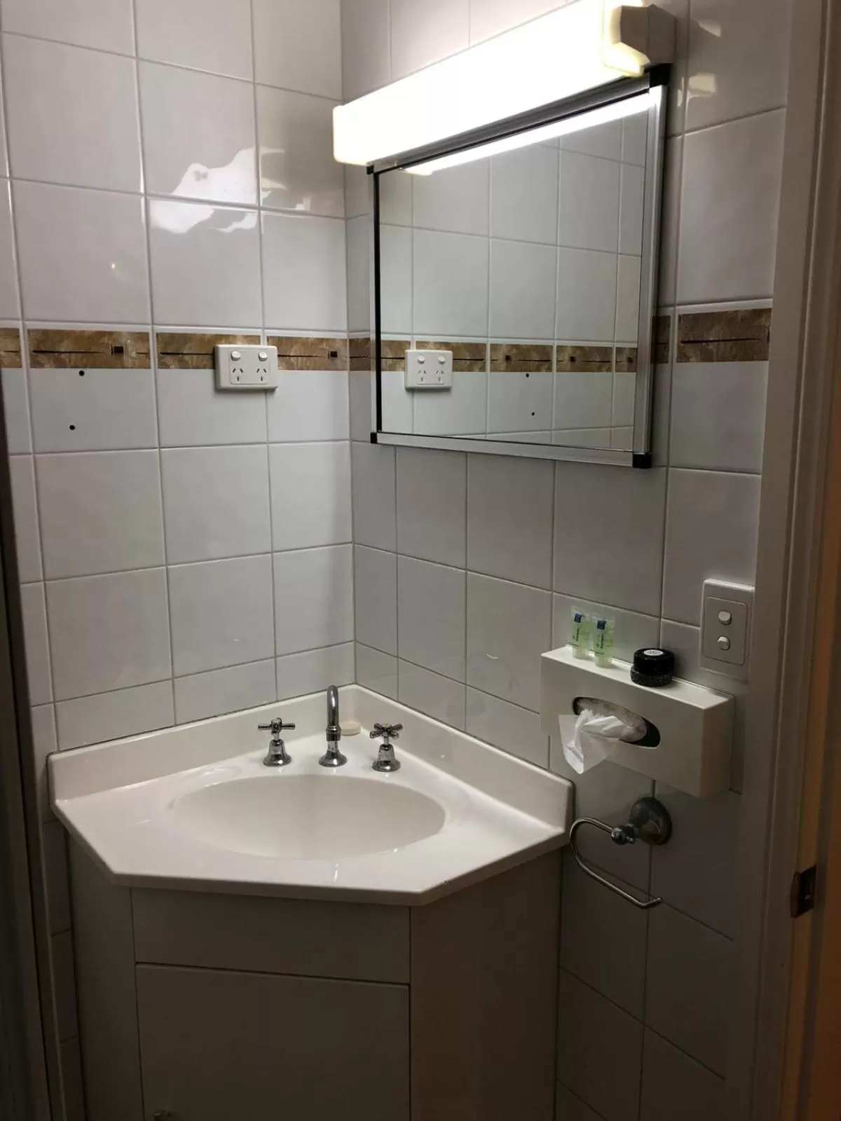 Bathroom in OVERLANDER MOTOR LODGE