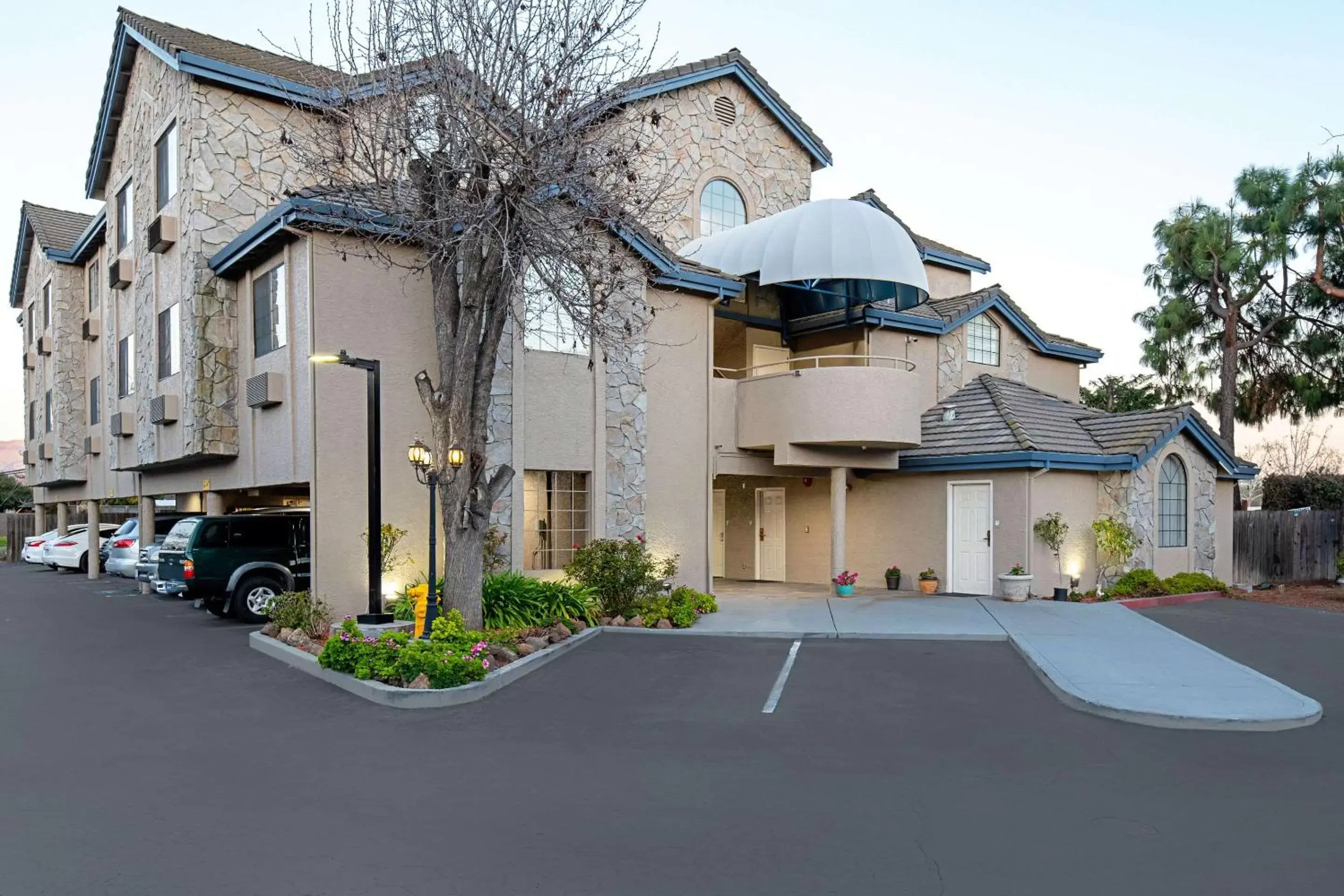 Property Building in Clarion Inn Silicon Valley