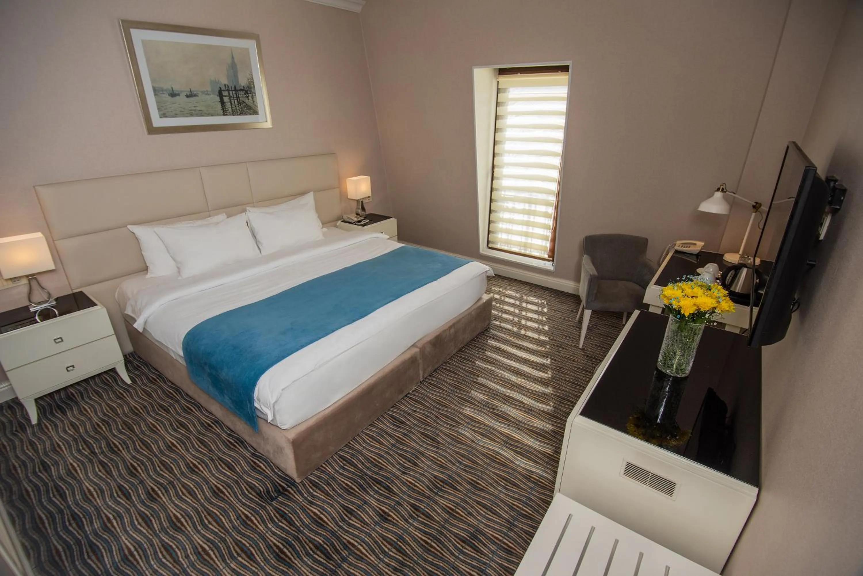 Bedroom, Bed in City Avenue Hotel