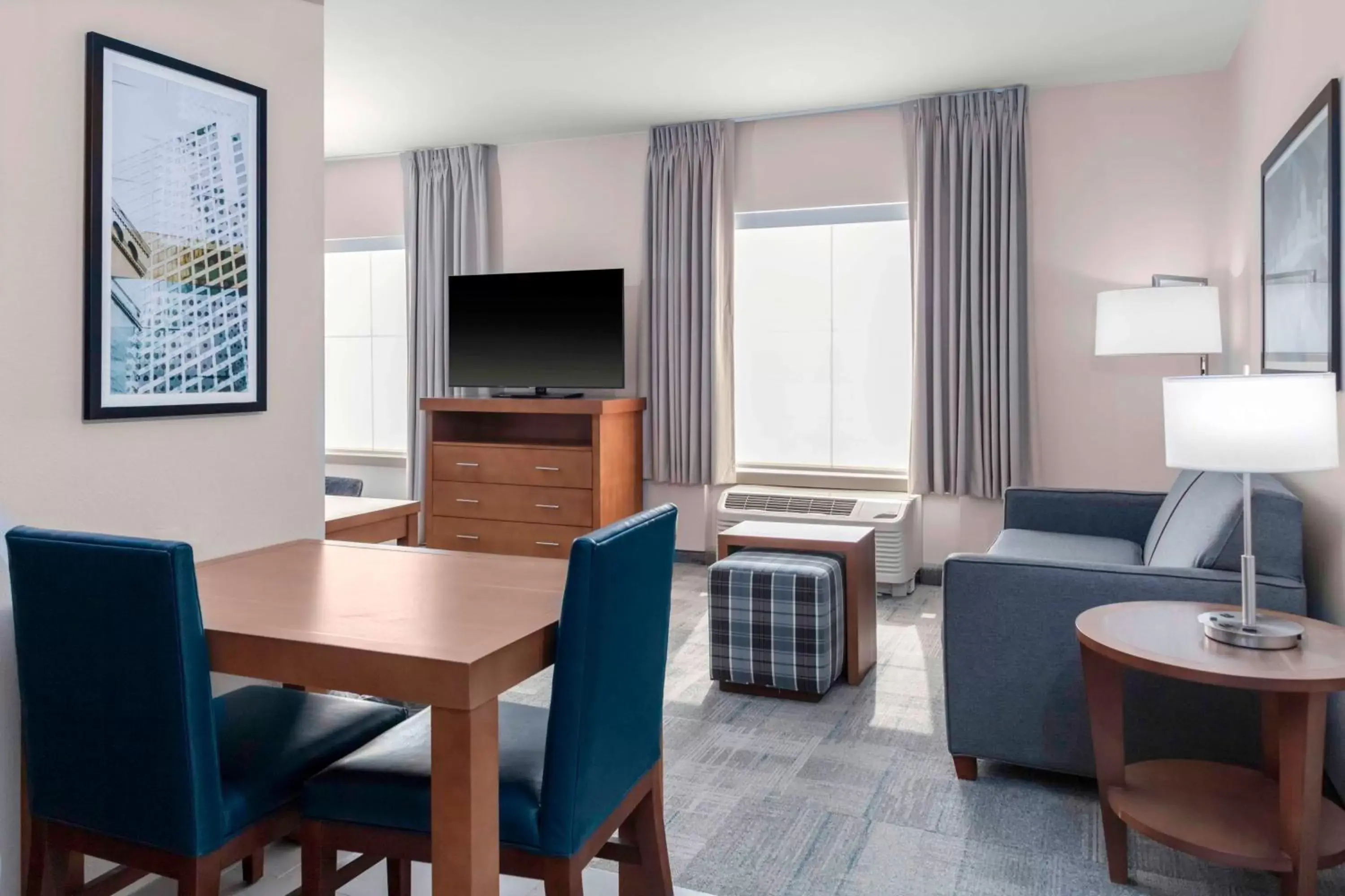 Living room, TV/Entertainment Center in Homewood Suites by Hilton St. Louis - Galleria