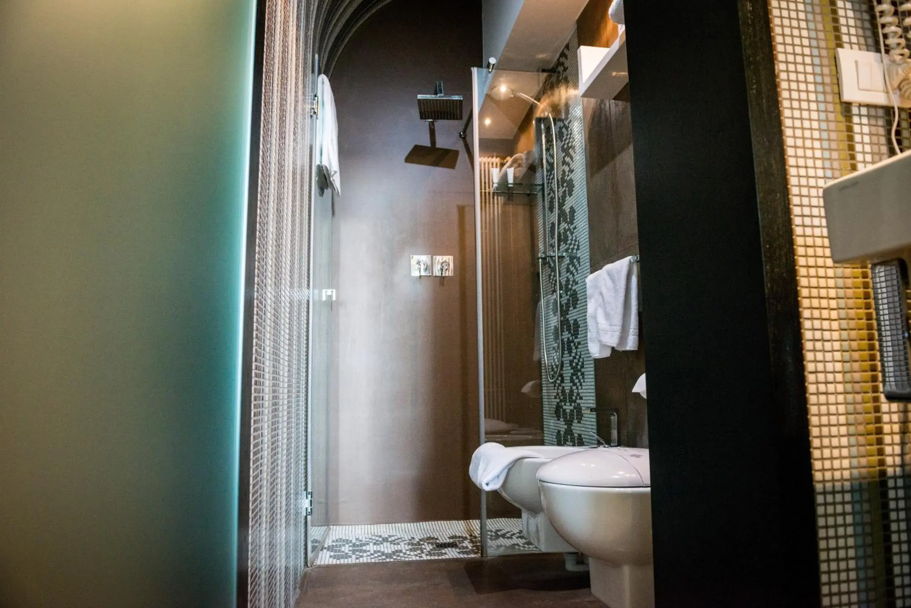 Shower, Bathroom in Albergo Del Sedile