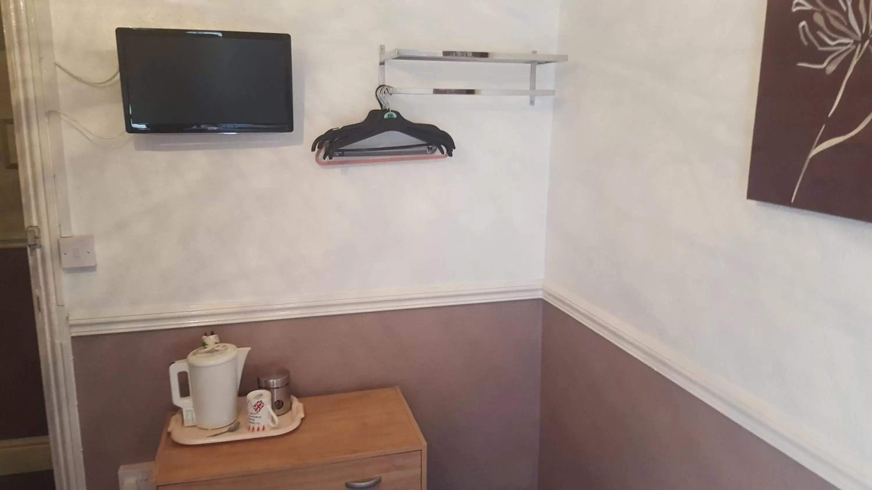 Coffee/tea facilities, TV/Entertainment Center in Hornby House Hotel