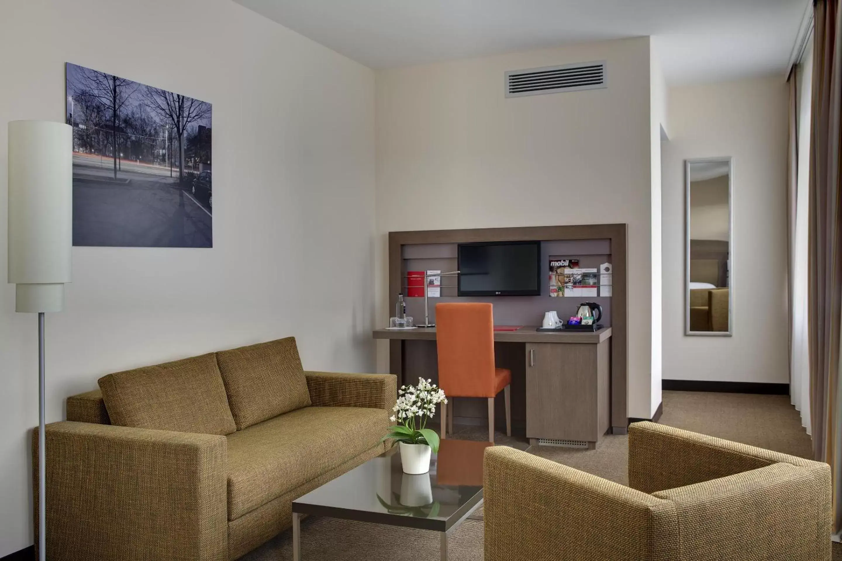 Living room, Seating Area in IntercityHotel Leipzig