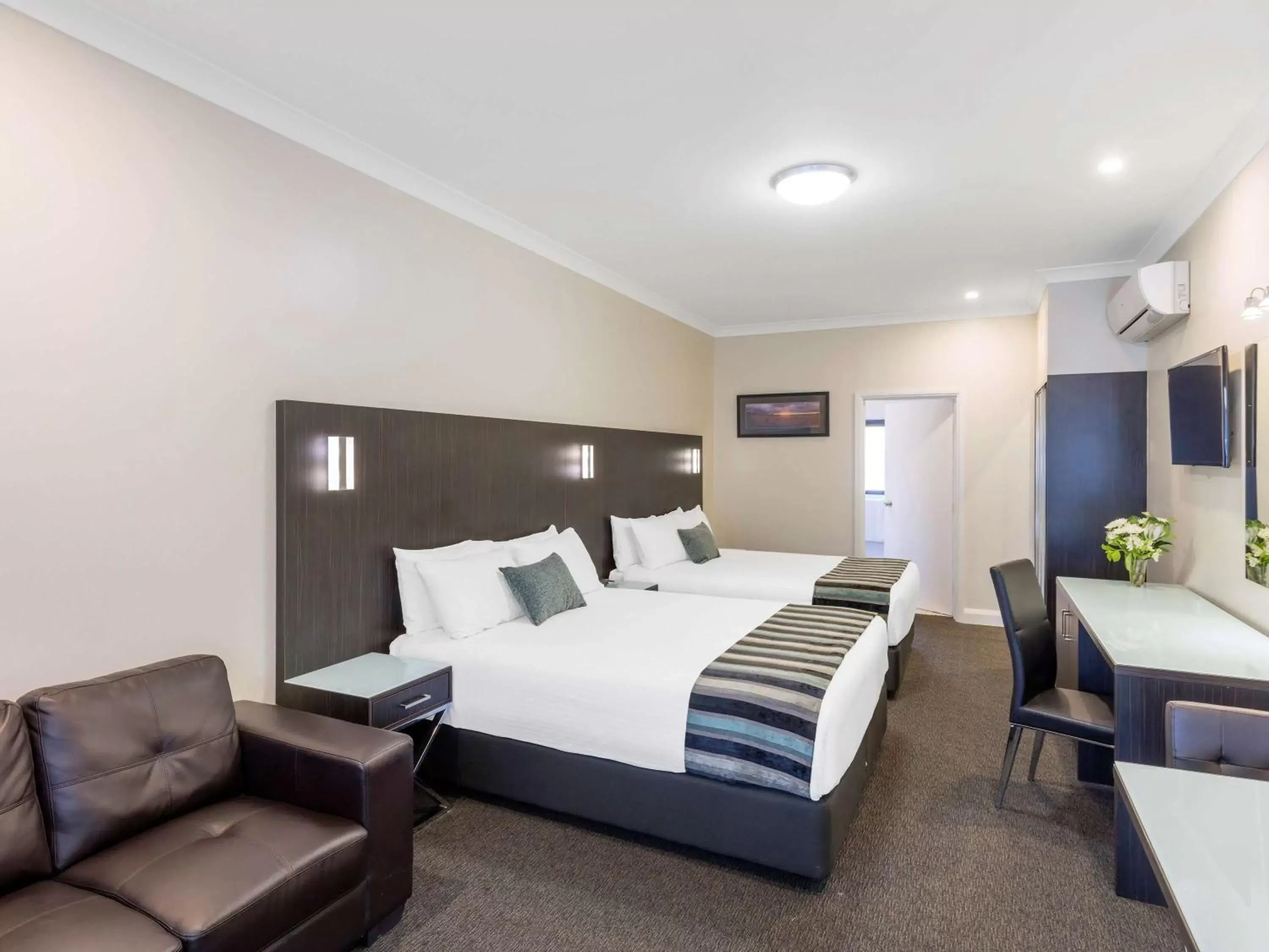 Photo of the whole room in Mercure Goulburn