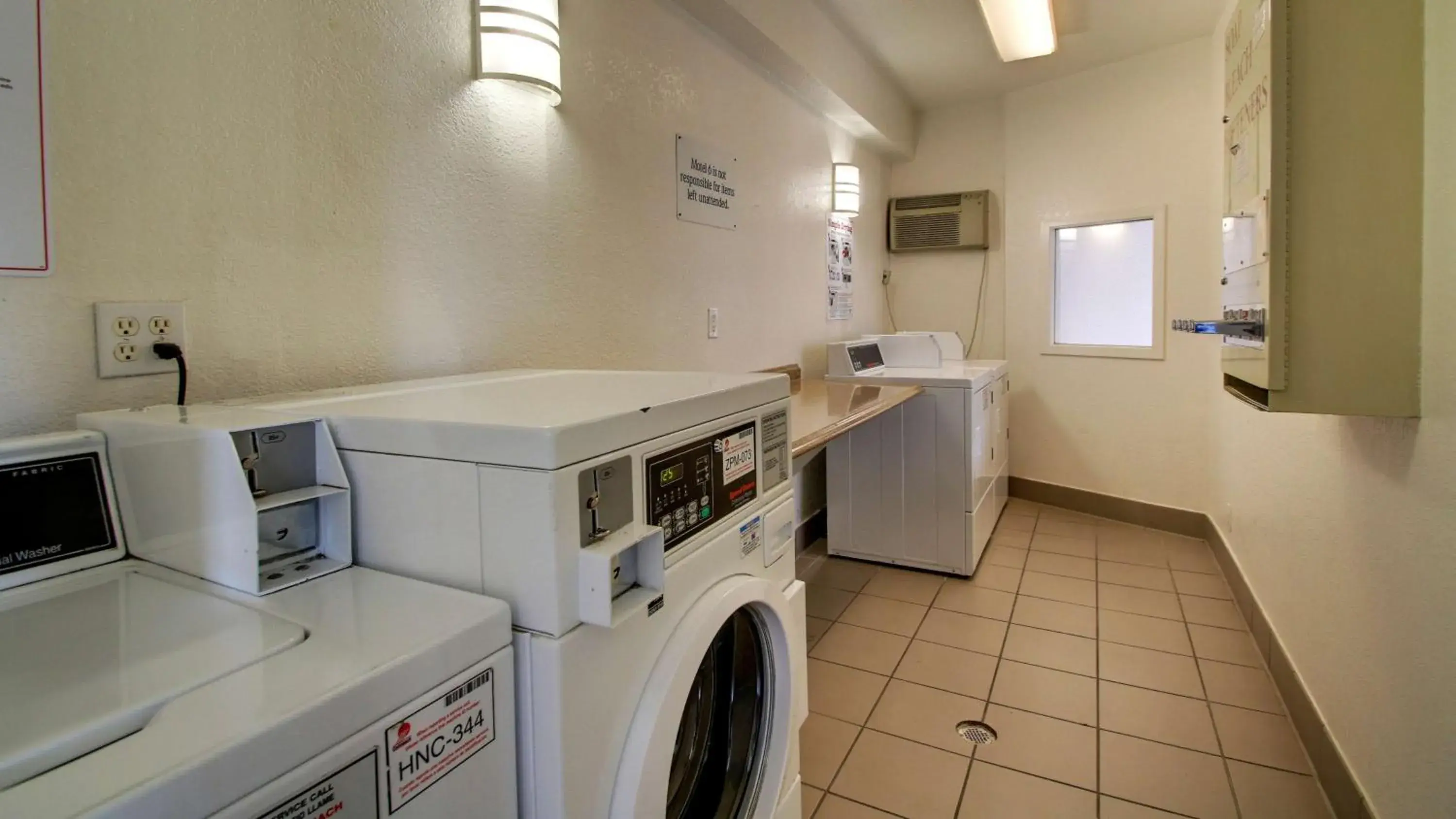 laundry, Kitchen/Kitchenette in Motel 6-Altoona, IA - Des Moines East