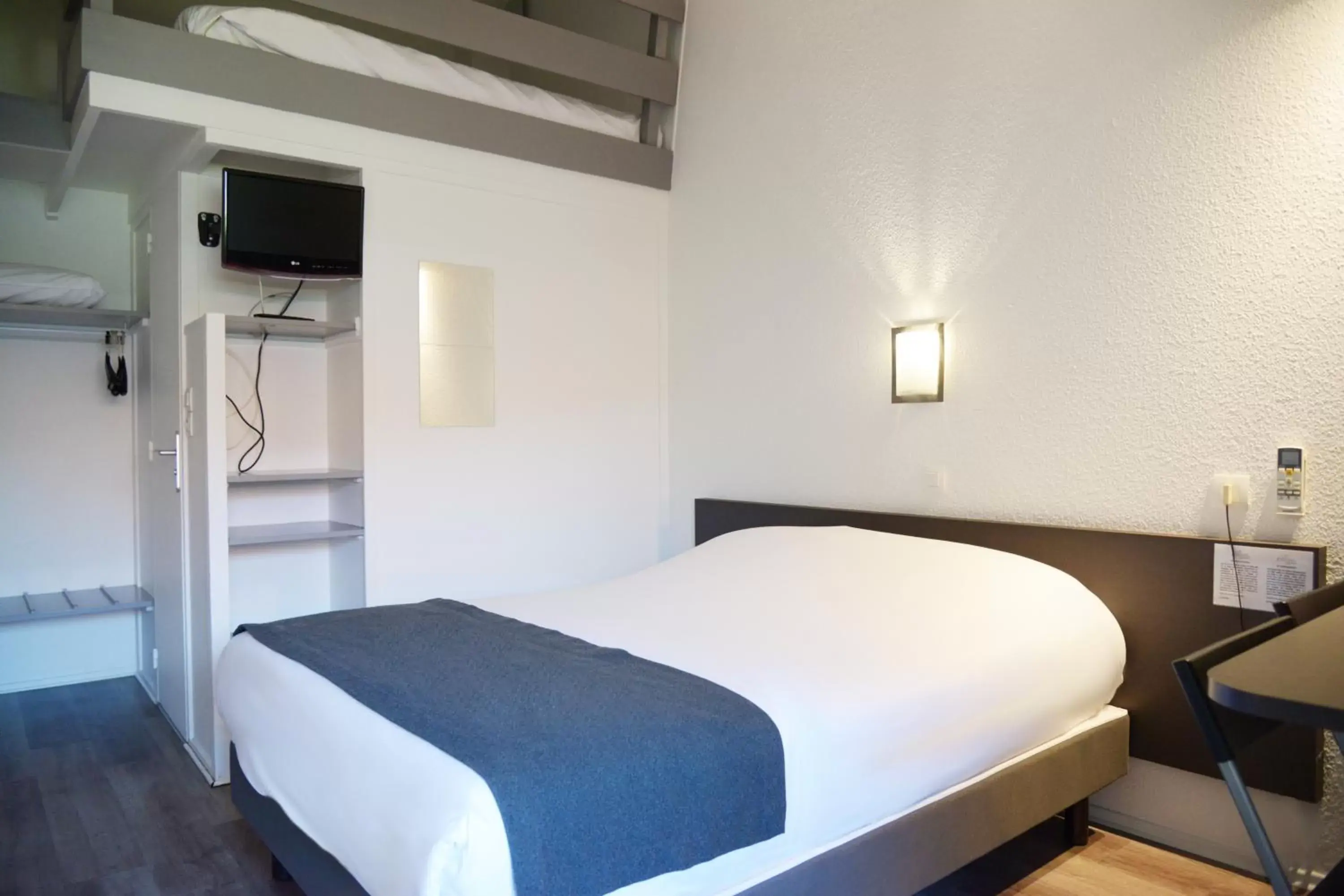 Photo of the whole room, Bed in Aerel Hotel Aéroport Blagnac
