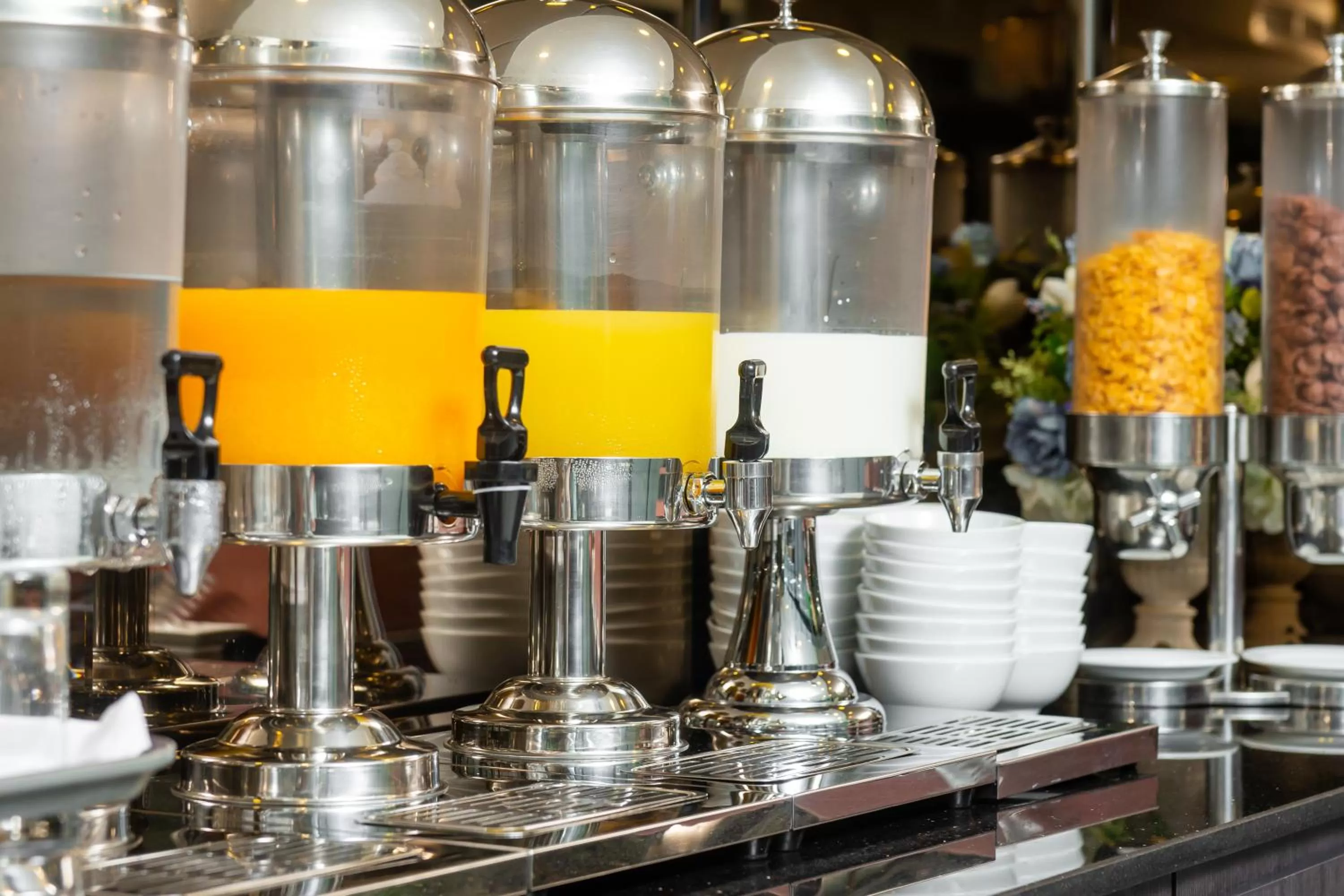 Food and drinks in SureStay Plus by Best Western Sukhumvit 2