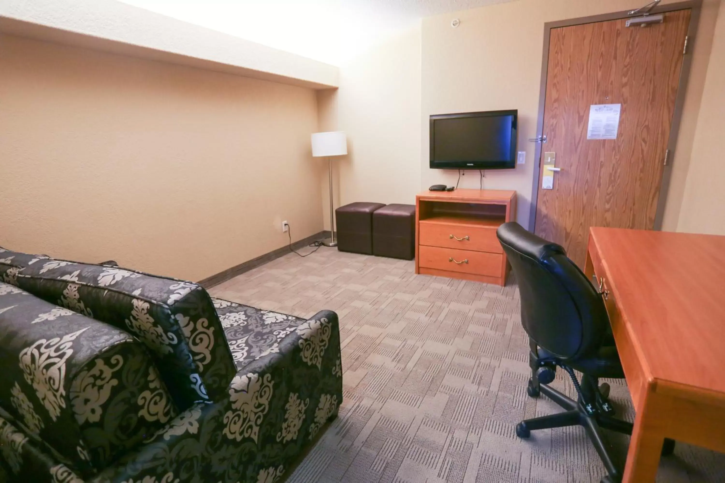 Seating area, TV/Entertainment Center in Days Inn by Wyndham Calgary Airport