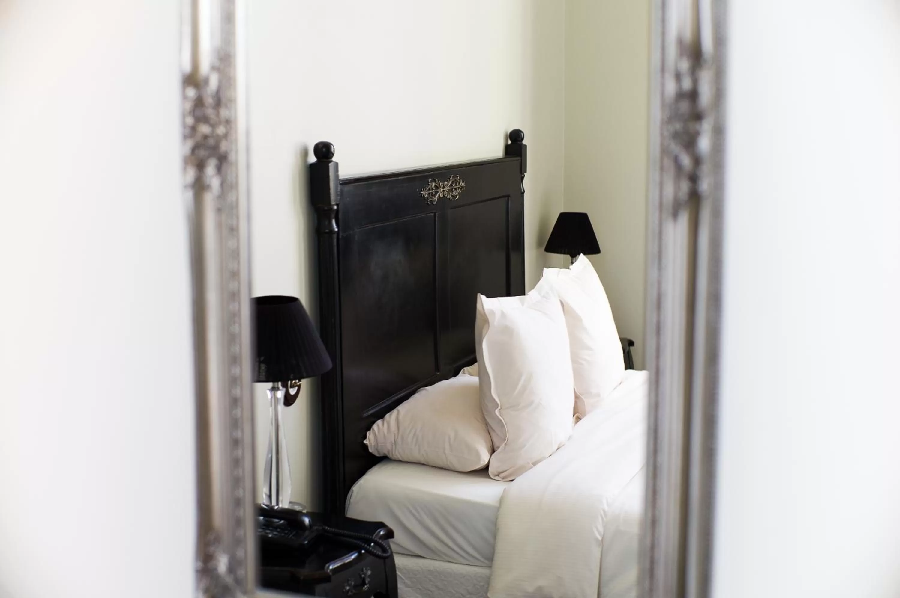 Bedroom, Bed in Hostellerie du Coq d'Or